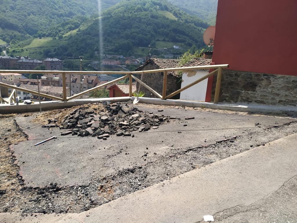 Comienza la obra de acondicionamiento de la parcela en la que se expondrán los sillares con inscripciones epigráficas de 1793 recuperados de un inmueble de Villabazal
