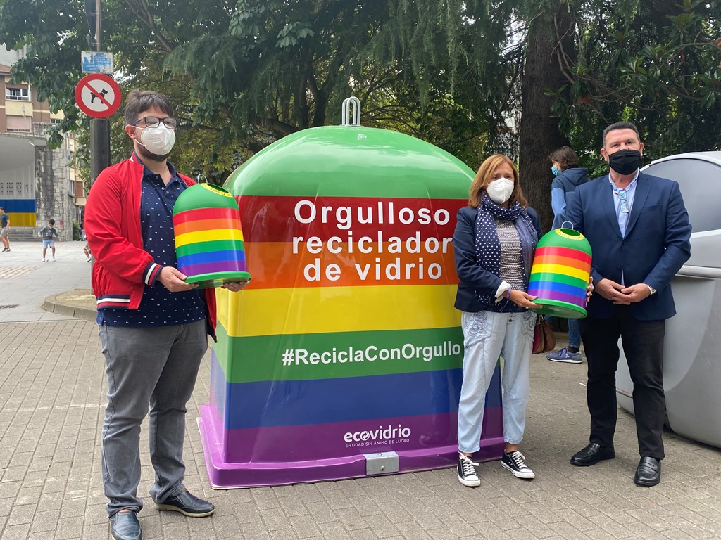 Mieres se suma a la campaña #OrgulloDeReciclarVidrio de Ecovidrio con la instalación de un contenedor decorado con la bandera arcoíris