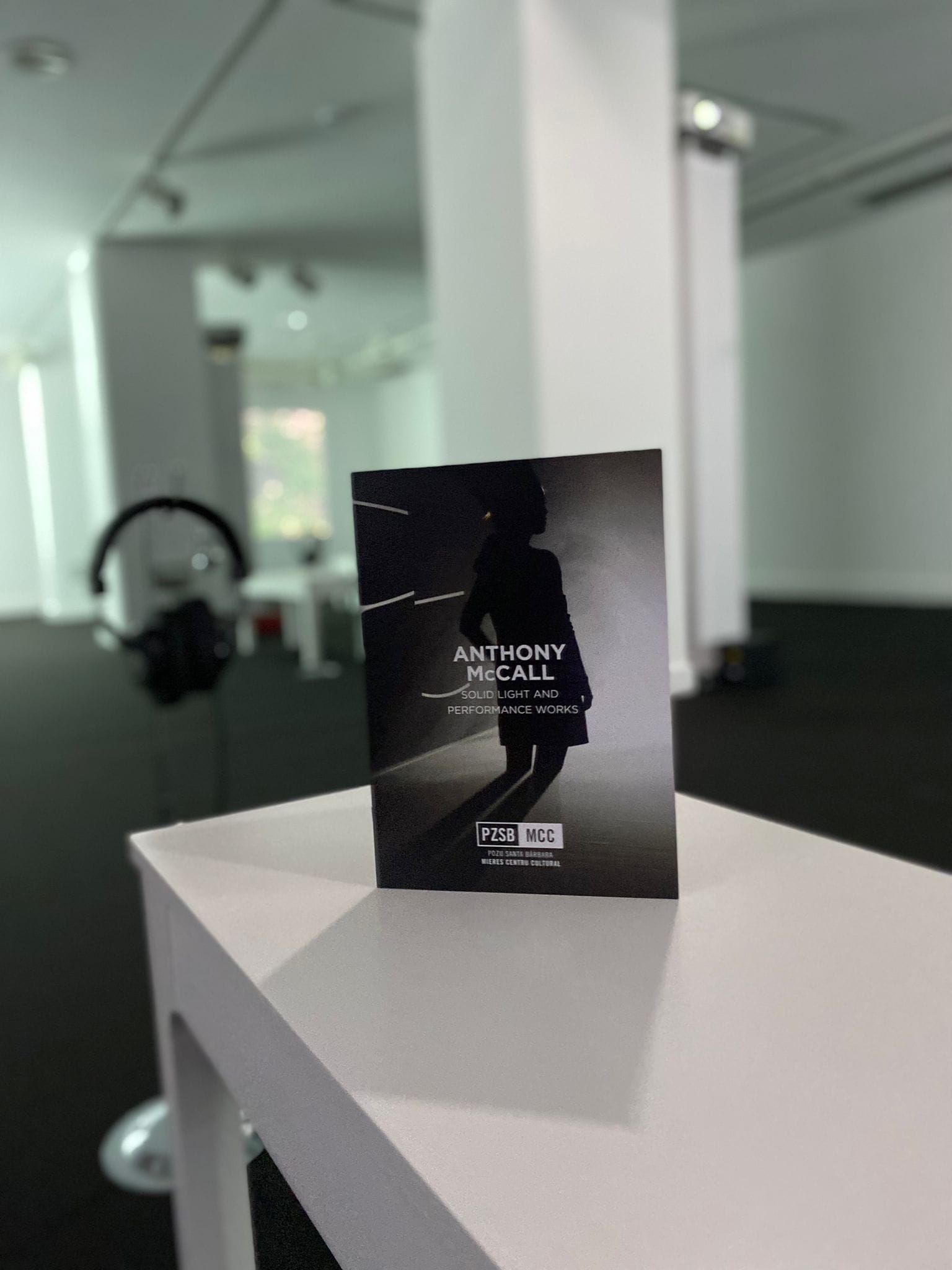 La exposición de Anthony McCall con sus primeros trabajos y performances vuelve a Mieres Centru Cultural (MCC) hasta el 31 de enero