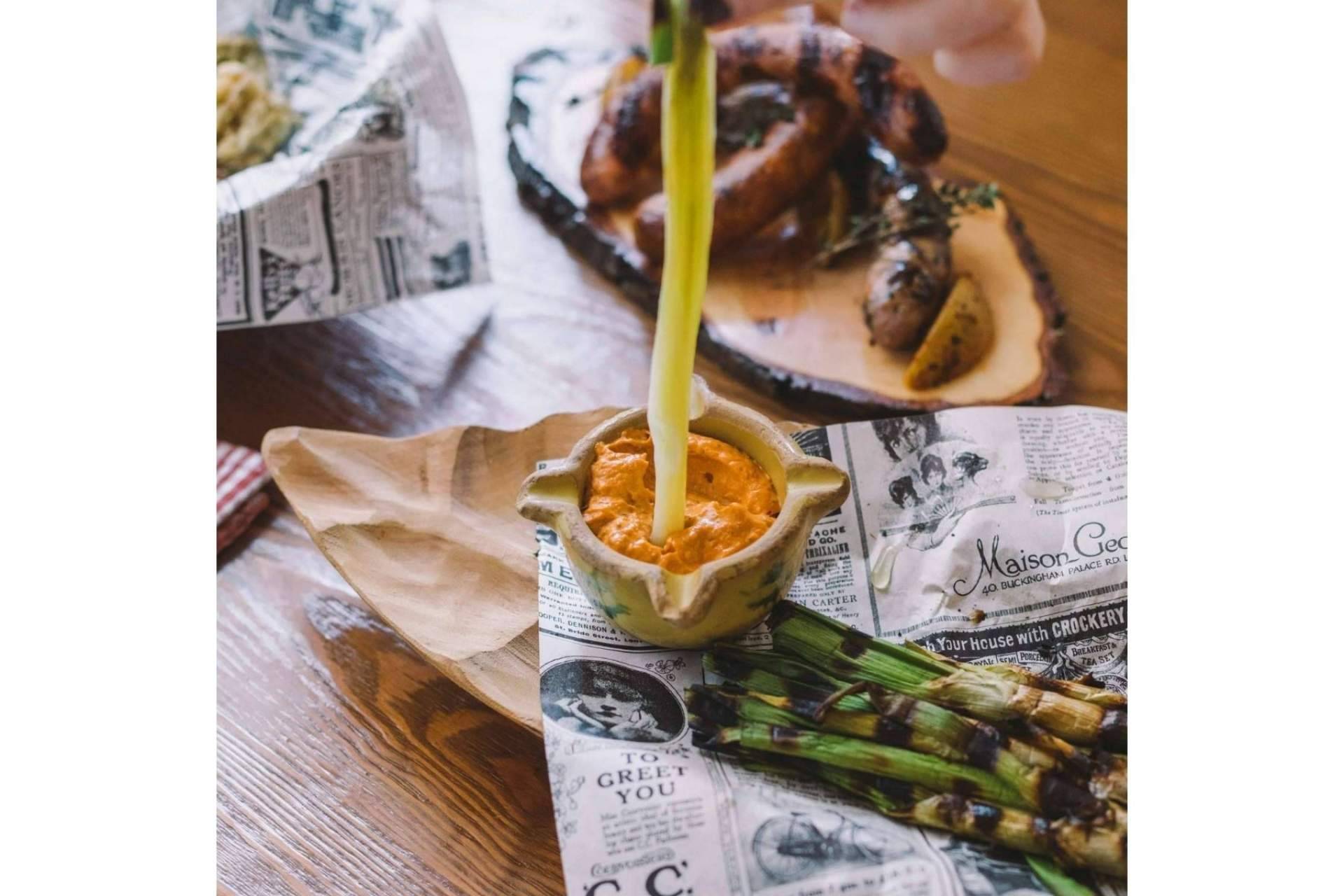 Disfrutar de la temporada de calçots en Barcelona es posible en el restaurante Vic Brasería