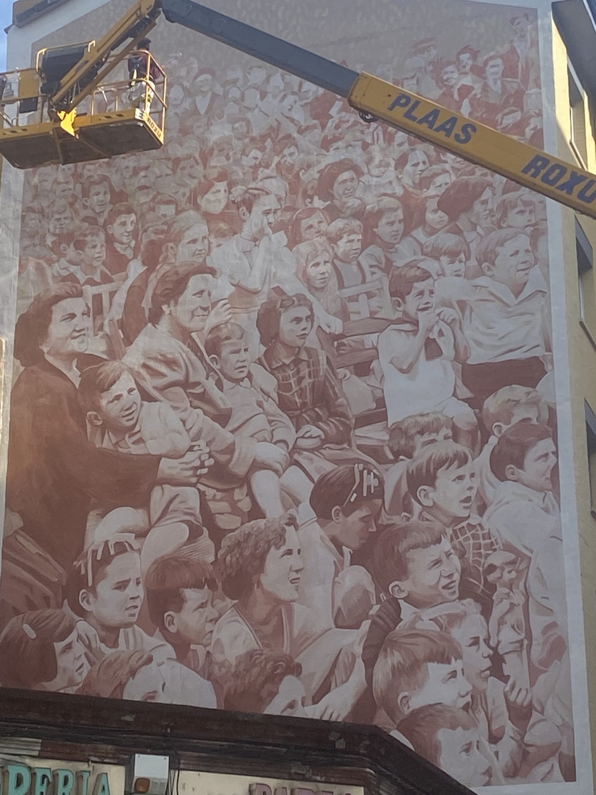 El Mieres del pasado, mirando al presente y al futuro, imagen del mural ubicado en la confluencia de las calles Carreño Miranda y Doce de Octubre