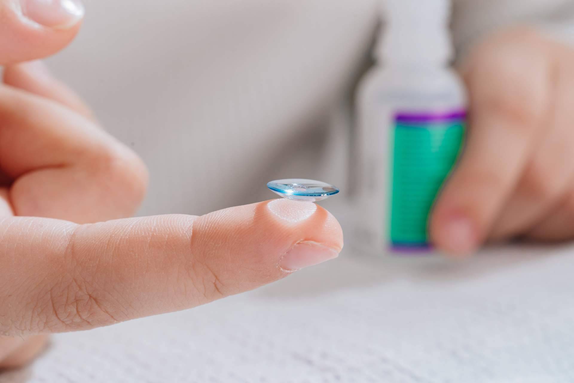 Consejos para padres con niños que llevan lentillas