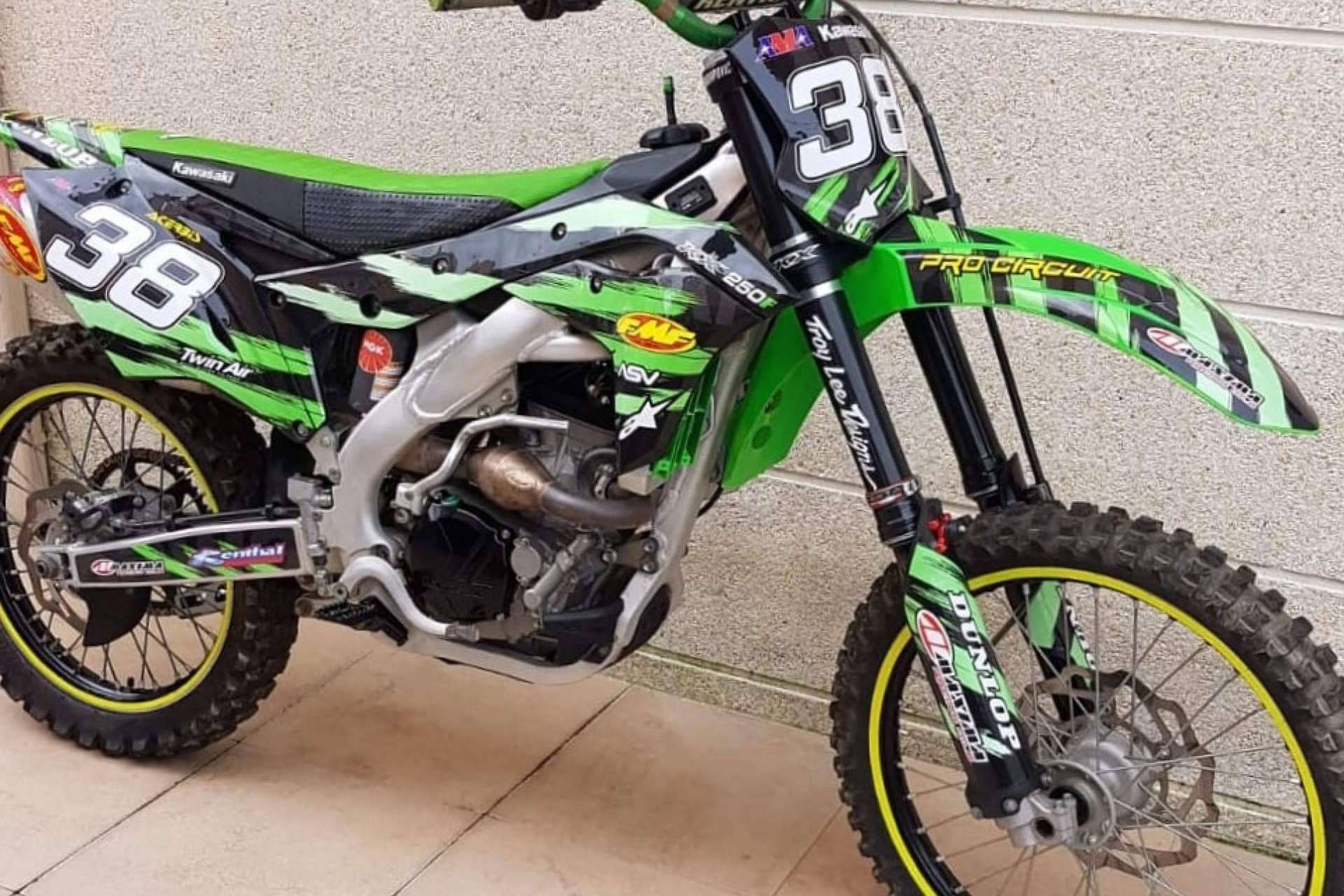 ADHESIVOSEMBARRADOS se encarga de la personalización del vehículo de dos ruedas en el off road