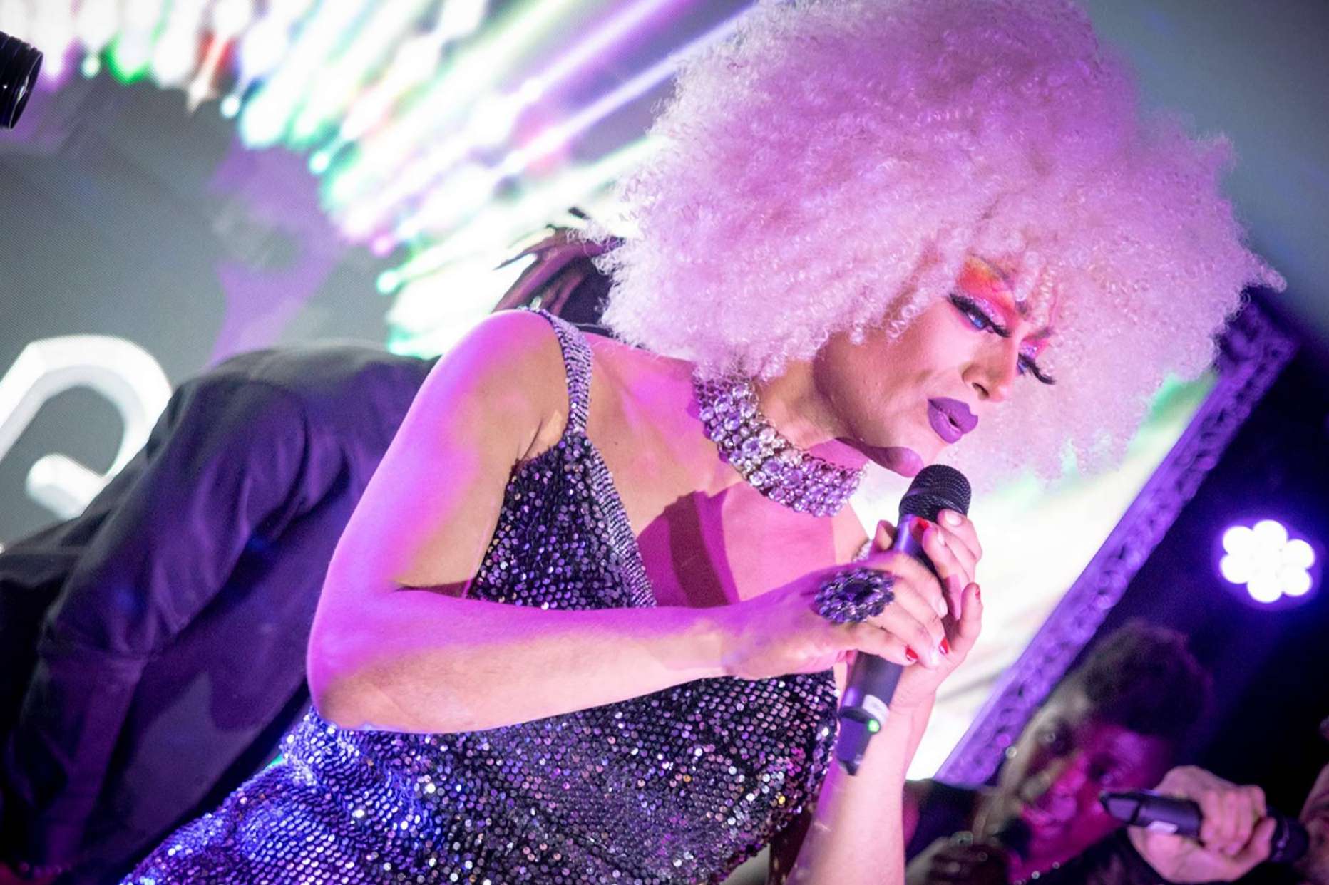 Nuevo restaurante espectáculo en Sitges - Barcelona llamado ZAK Rendez Vous que sorprende con un gran show de cantantes en vivo