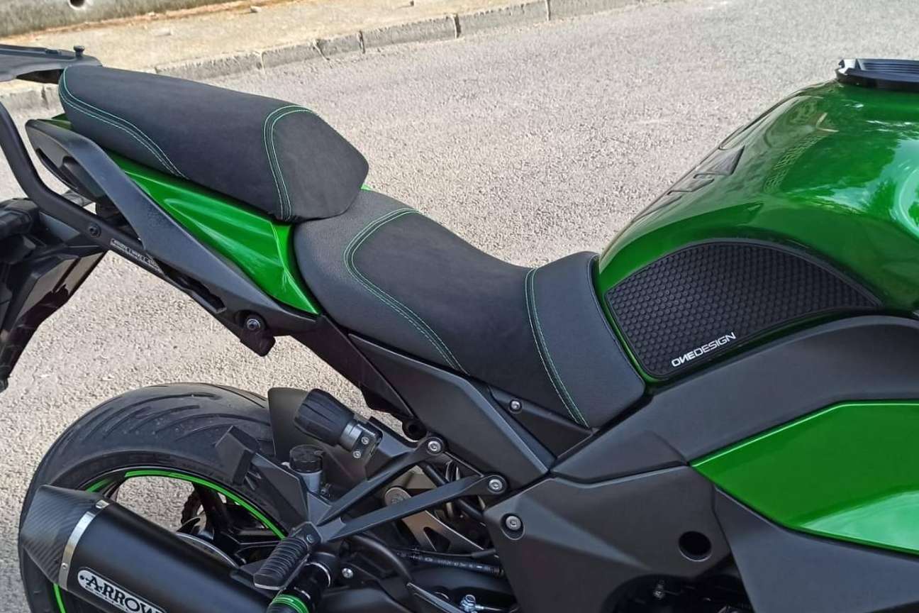 Tener un asiento de moto cómodo para viajar es vital, por JM-FUNDAS
