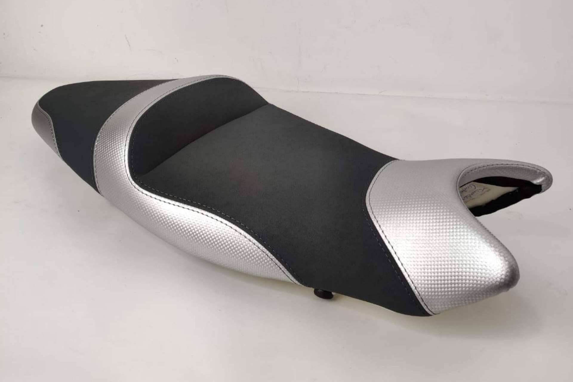 Personalización del asiento de moto para mejorar la experiencia en la carretera, con JM-FUNDAS