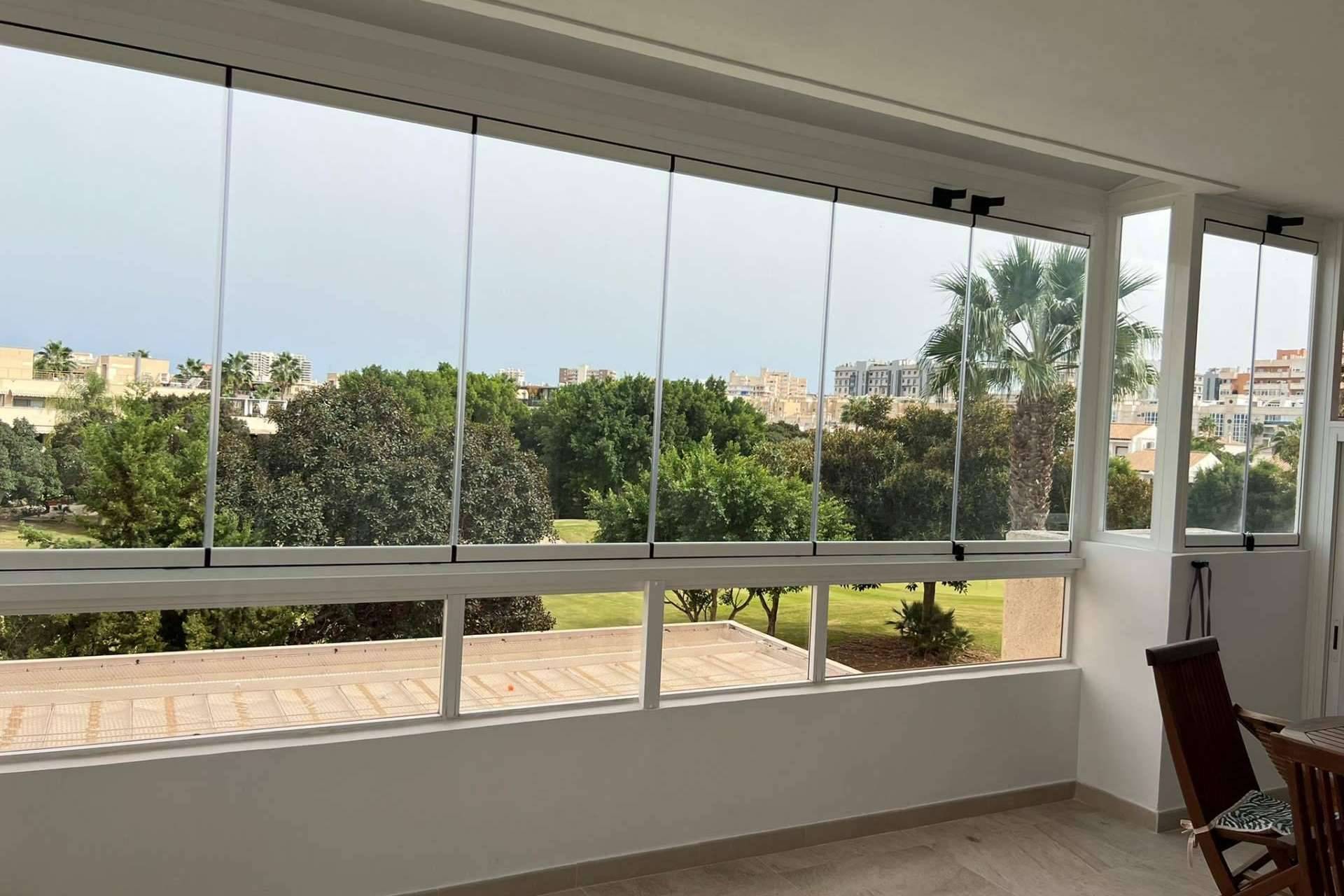 Proftek, la empresa que ofrece cortinas de cristal para terrazas y porches a un precio accesible