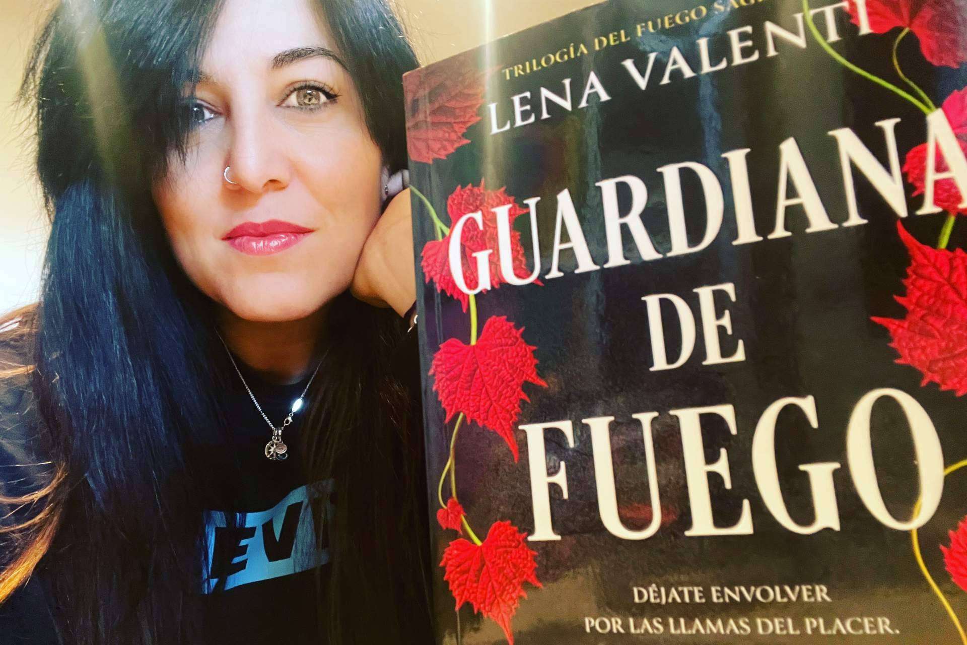 Lena Valenti, la escritora bestseller badalonense, presenta su expectante trilogía del 'Fuego Sagrado'