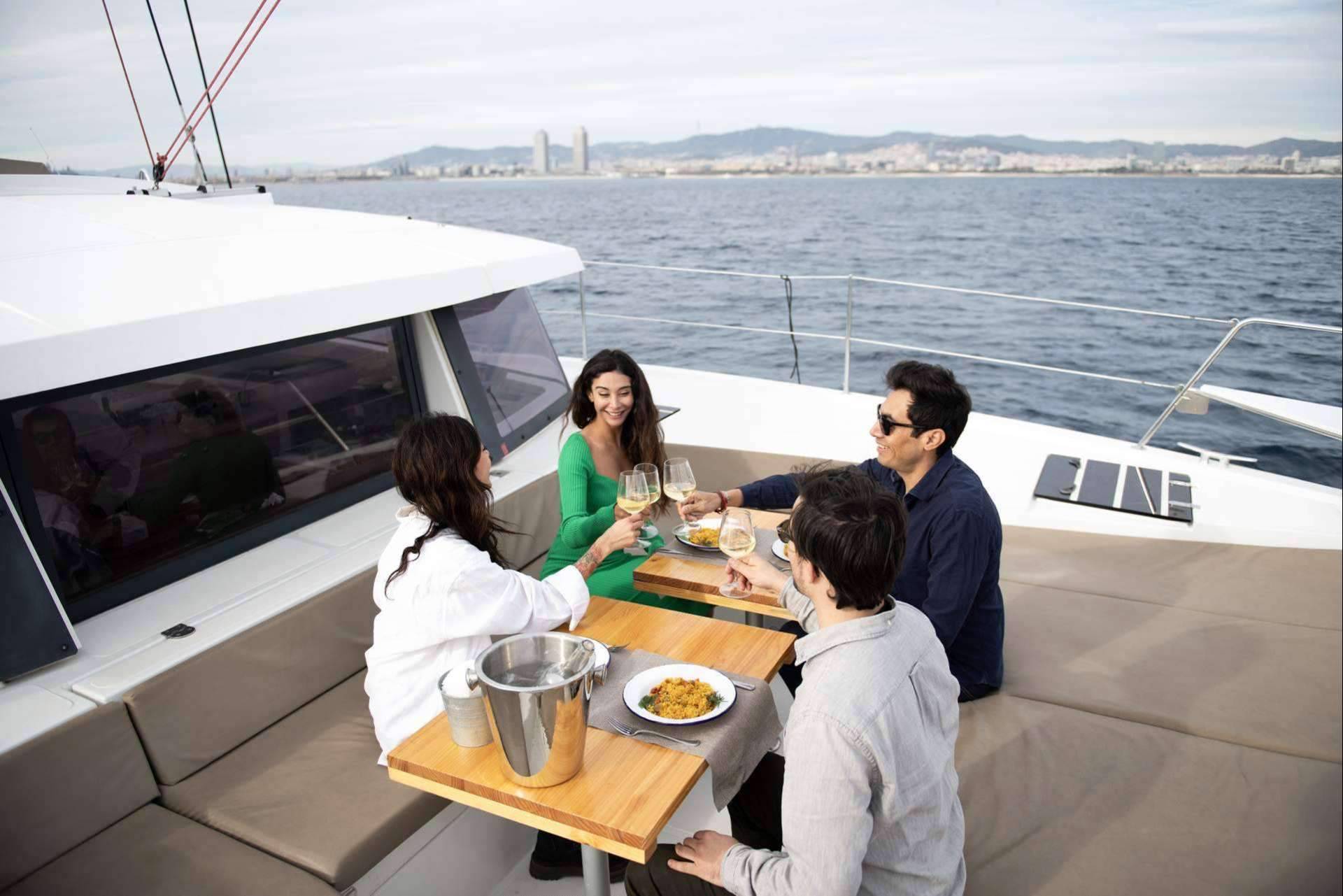 Sondevela, la experiencia de disfrutar de la comida española más popular a bordo de un barco en la costa de Barcelona