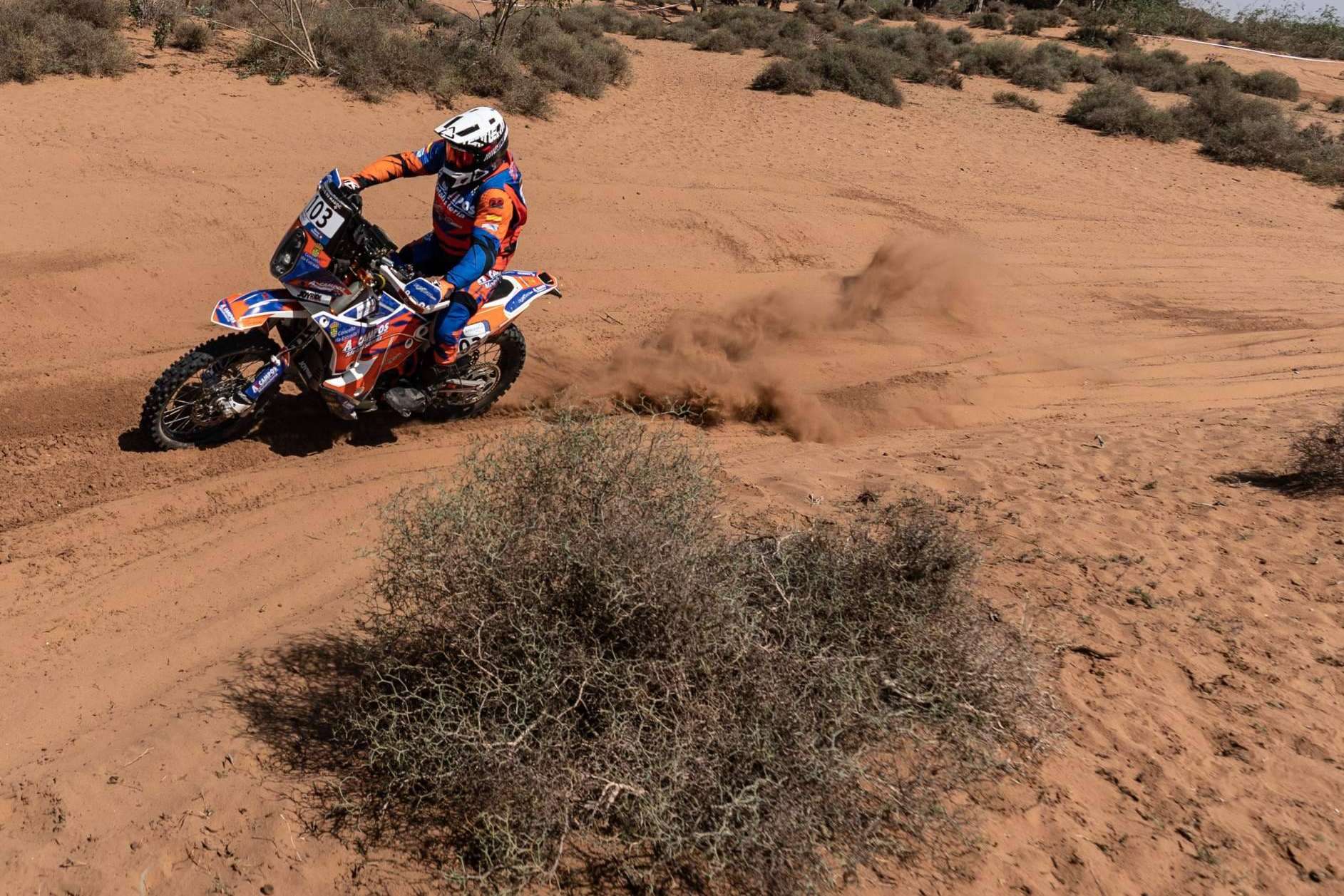 ADHESIVOSEMBARRADOS es una tienda especializada en equipamiento personalizado de motocross y enduro