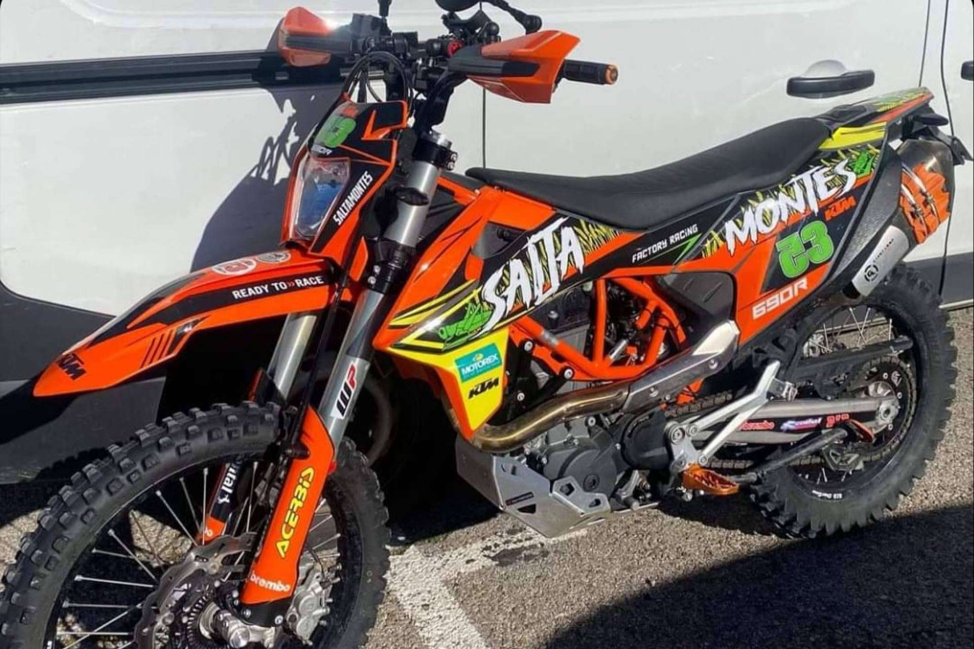 La tienda online que ofrece pegatinas personalizadas para motos de alta calidad, ADHESIVOSEMBARRADOS
