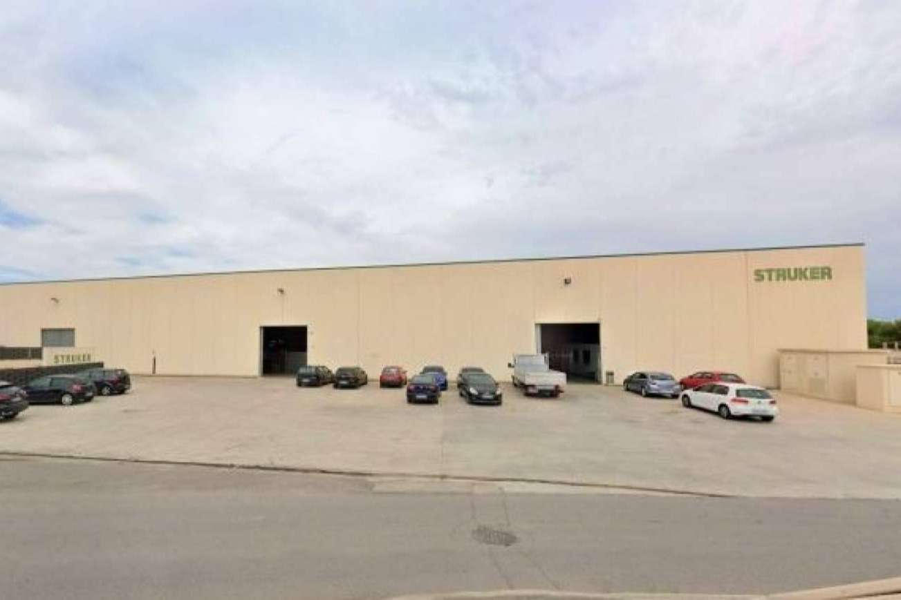 Una nave industrial y un edificio de oficinas en Onda disponibles en una subasta