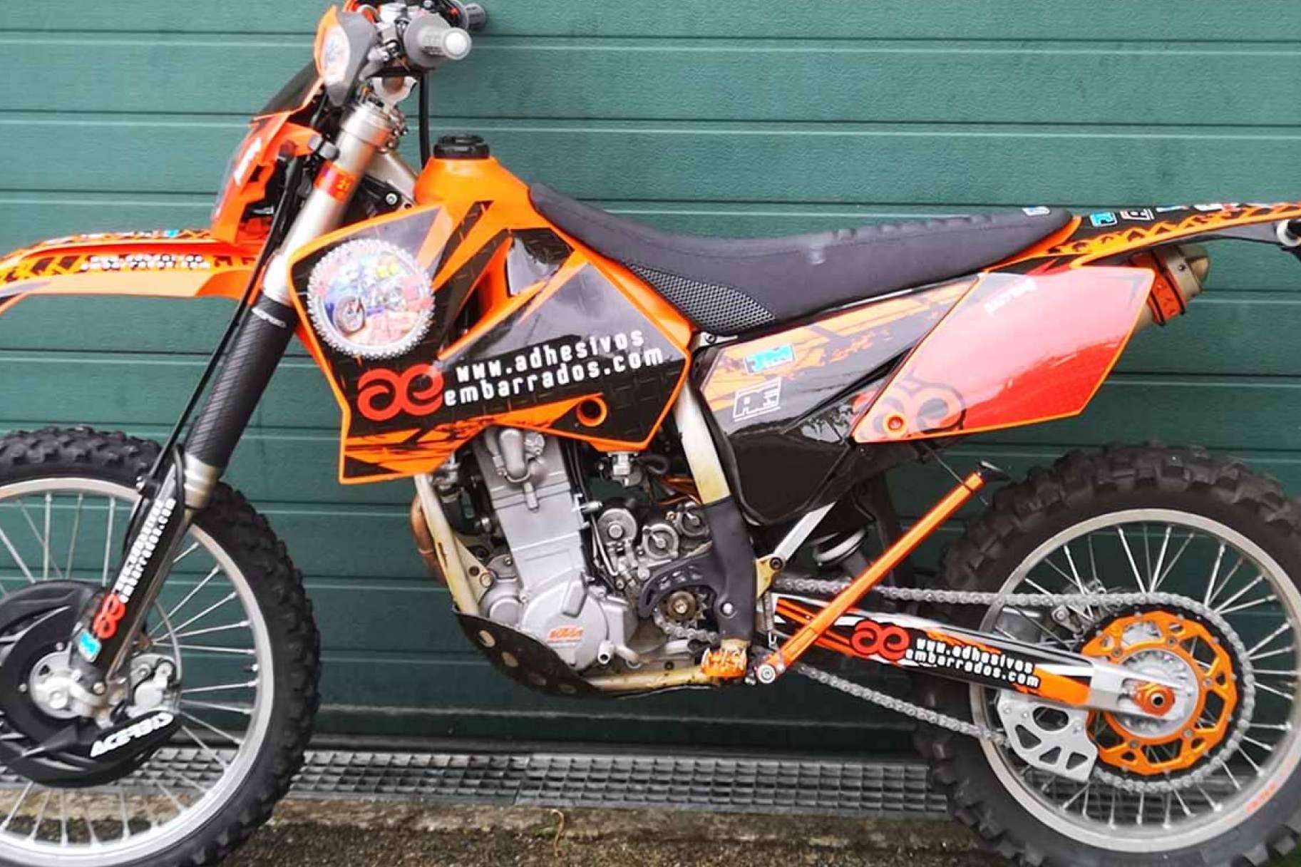 Los adhesivos holográficos para motos offroad de ADHESIVOSEMBARRADOS