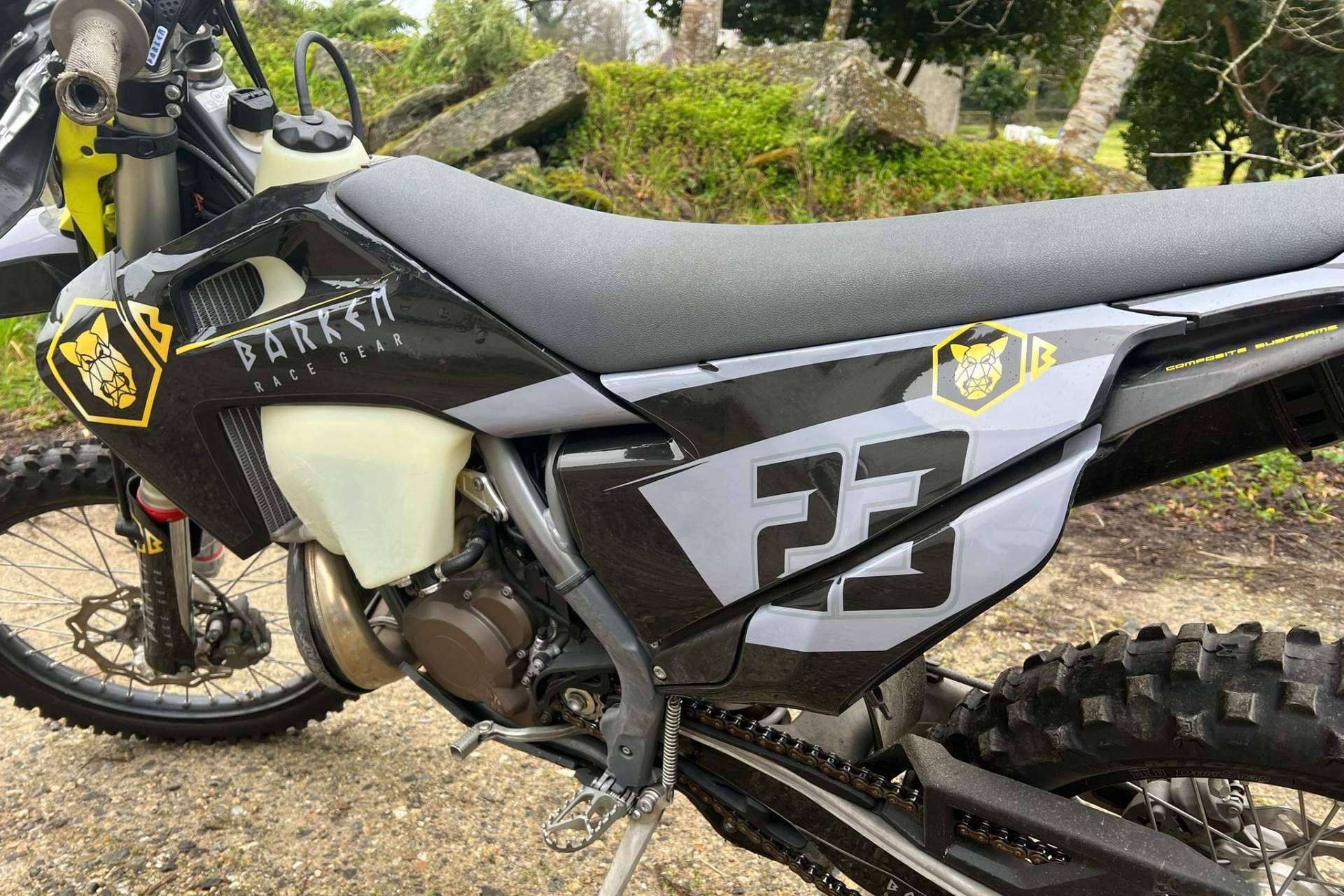 ADHESIVOSEMBARRADOS ofrece un amplio catálogo de adhesivos personalizados para motocross