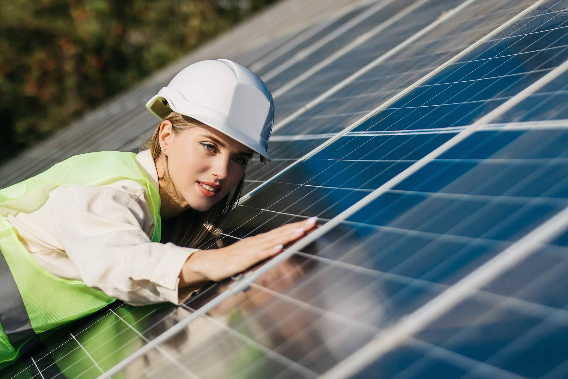 ¿Dónde encontrar una empresa experta en mantenimiento de placas solares? Acierta Eficiencia