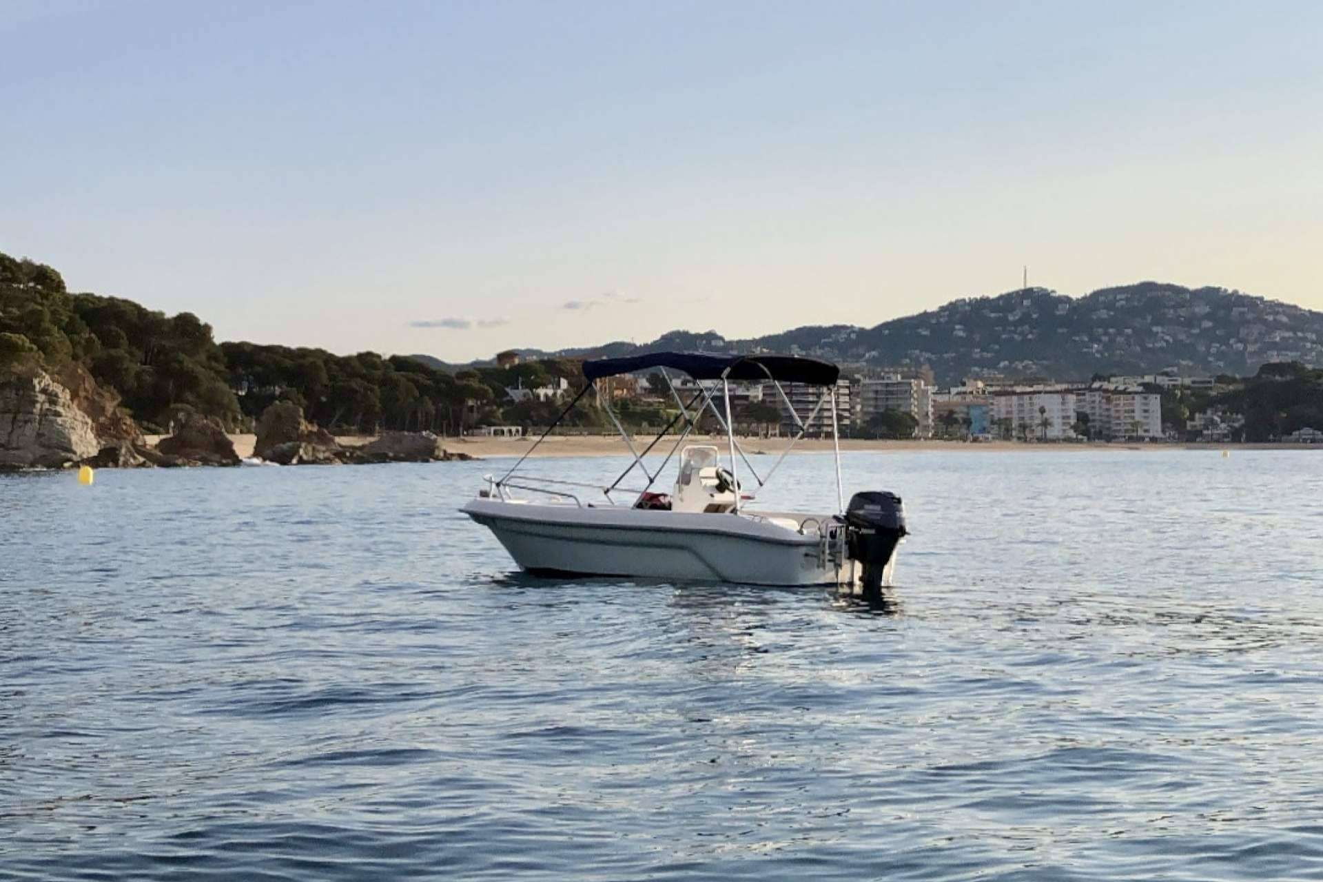 ¿Cómo navegar un barco sin licencia en la Costa Brava?