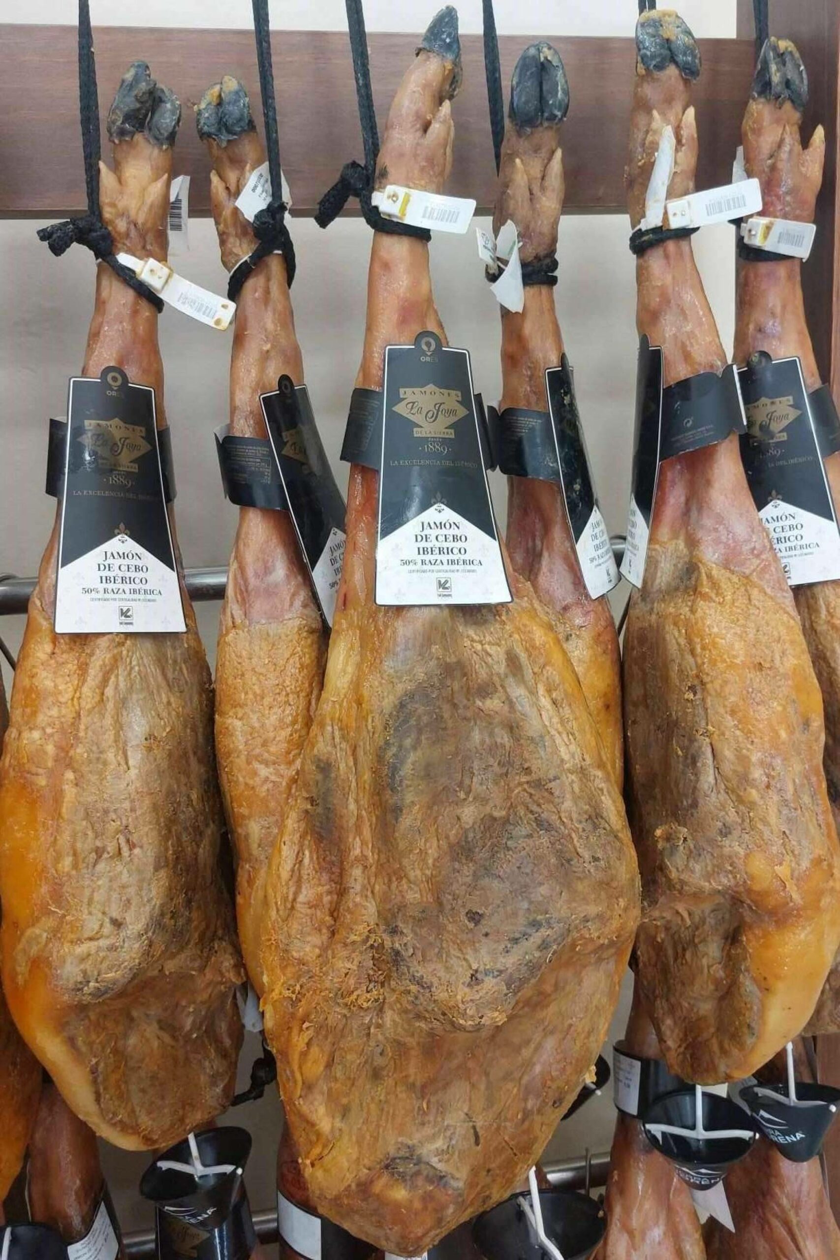 En La Fábrica Jamones y Quesos es posible encontrar una selección de jamones ibéricos de La Joya