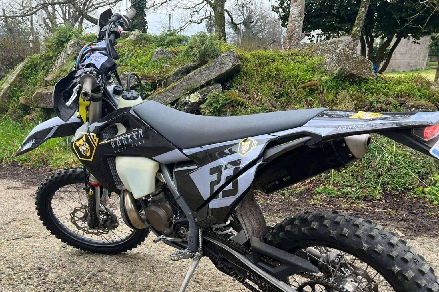 ADHESIVOSEMBARRADOS se especializa en pegatinas para personalizar múltiples modelos de motos