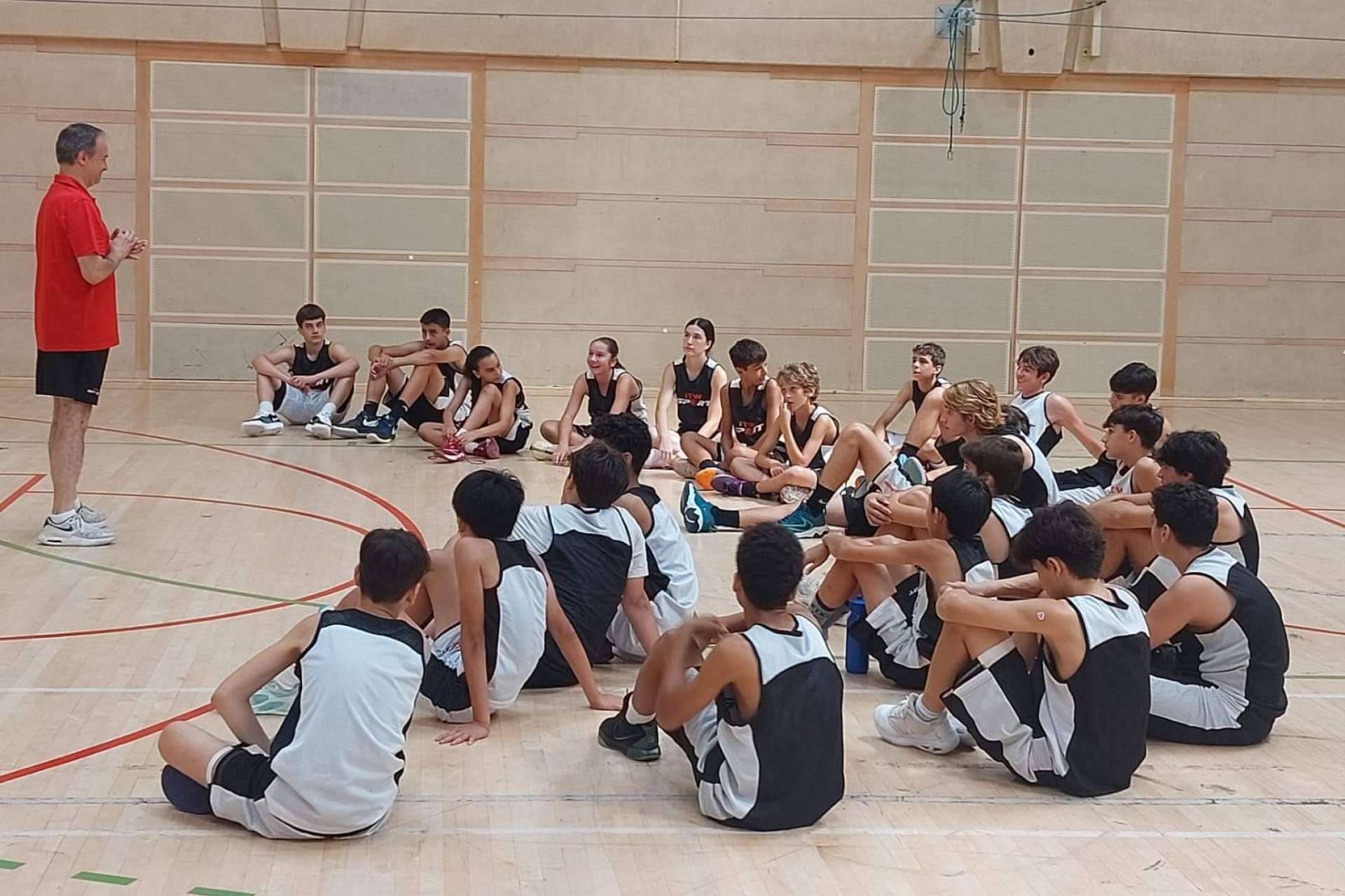 Anna Cruz y Jota Cuspinera impulsan a las jóvenes promesas del baloncesto en el campus de ITW Sport en Barcelona