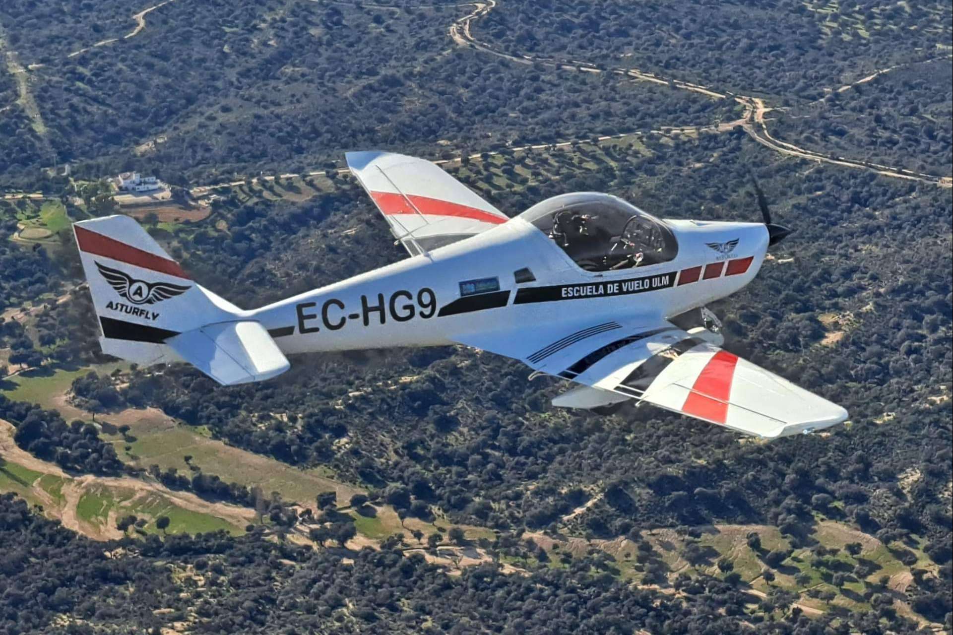 Asturfly Academy ofrece la oportunidad de experimentar la adrenalina de volar en ultraligero