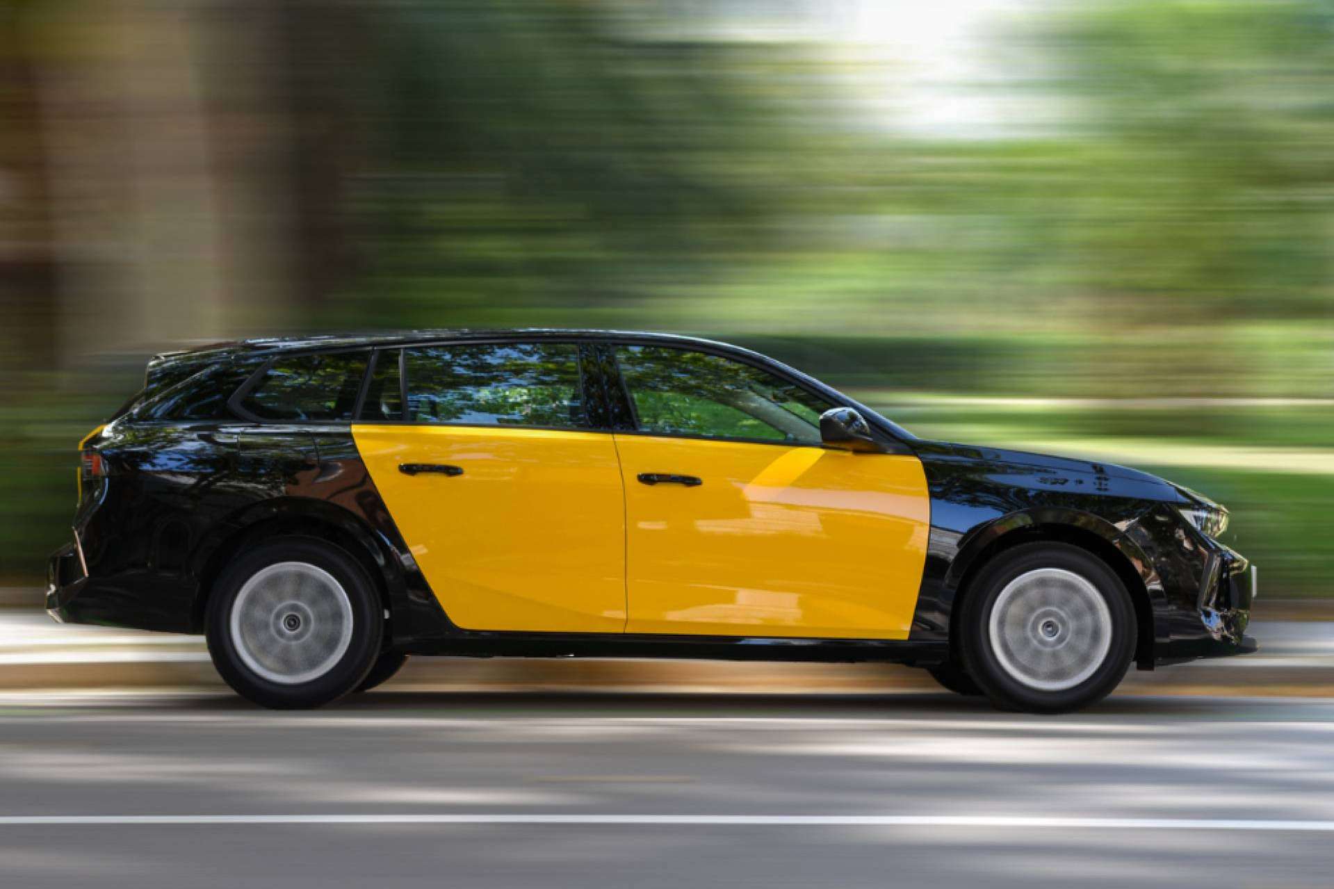 El concesionario Auto88 apuesta por la sostenibilidad con los taxis Opel Astra