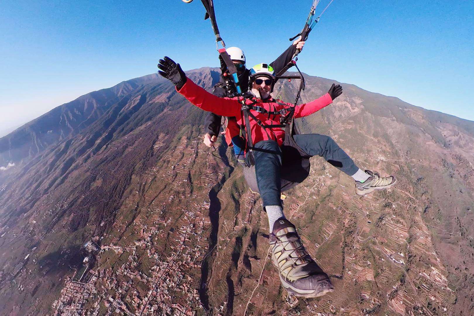La experiencia única de volar en parapente biplaza en Tenerife con Enminube Parapente