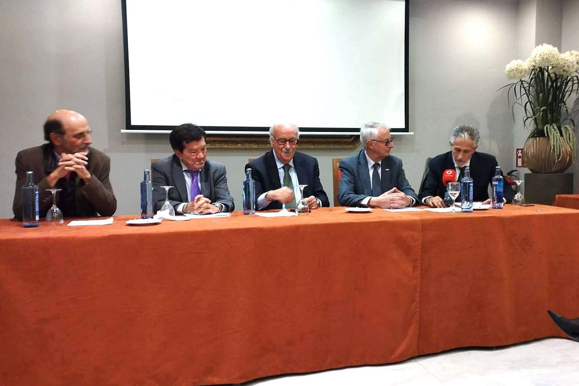 Homenaje ferroviario a don Vicente del Bosque, con el obsequio de una histórica