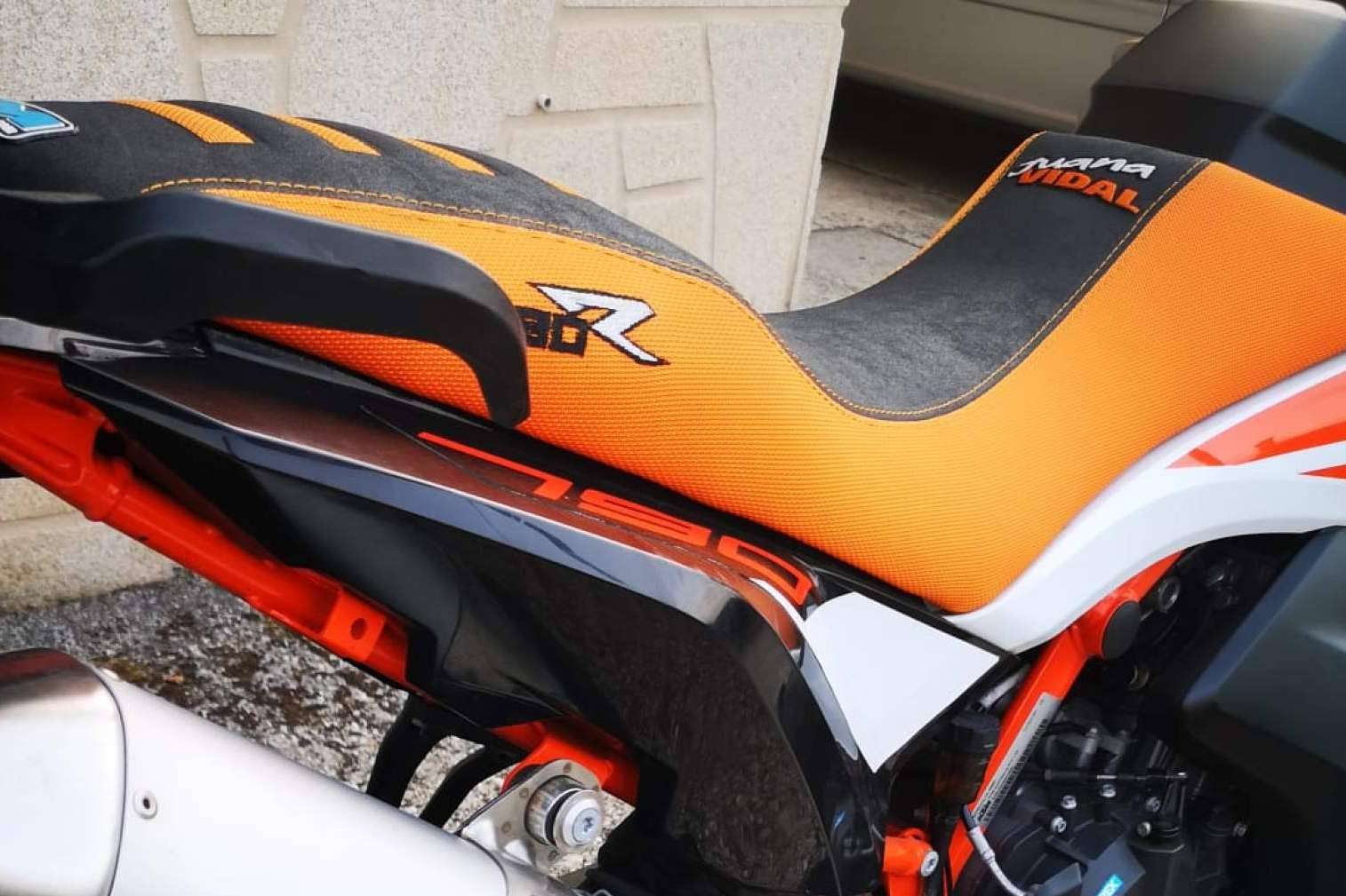 JM-Fundas ofrece fundas a medida para proteger el asiento de moto con calidad y durabilidad