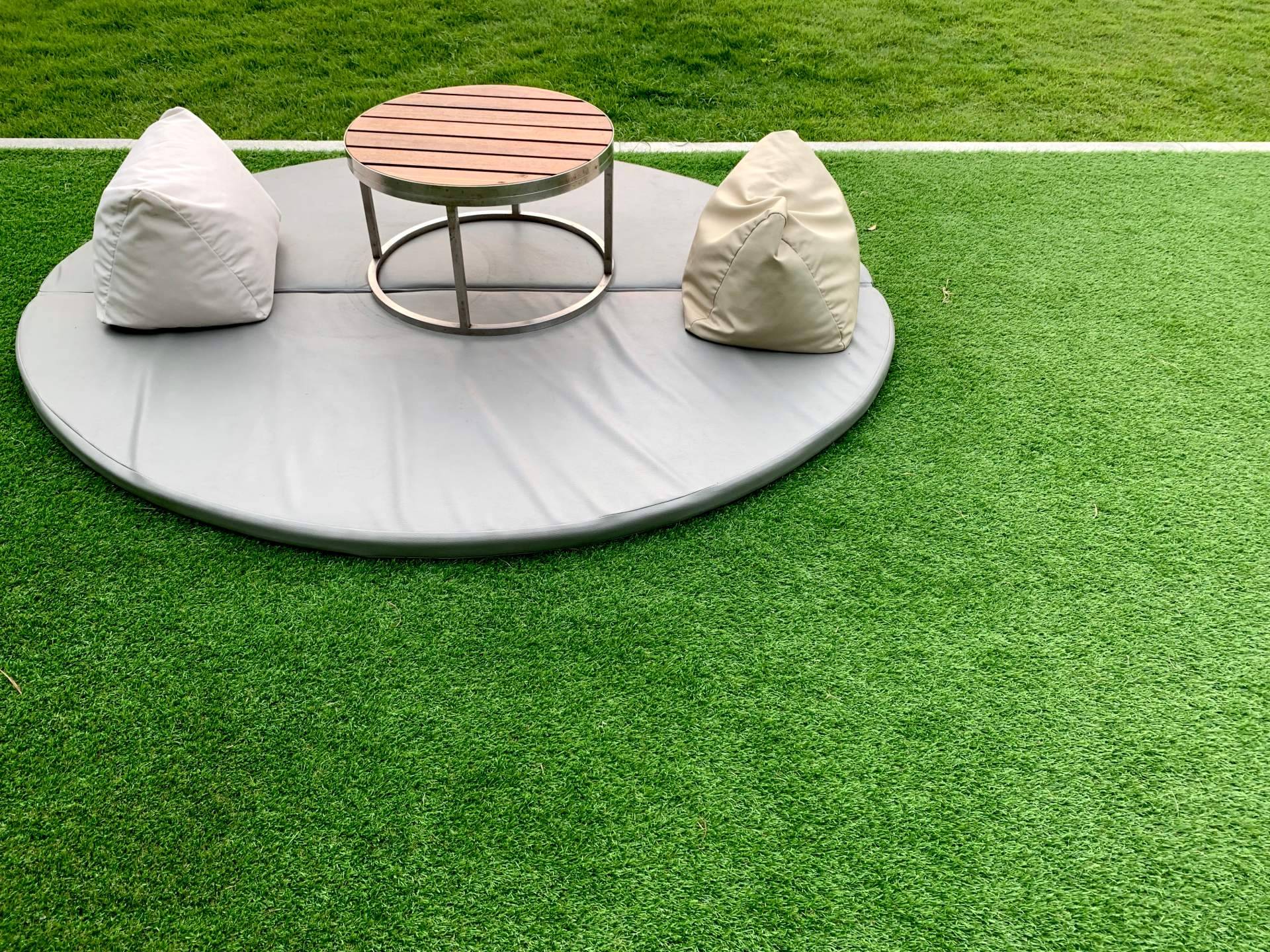 Transformar un balcón en una terraza de ensueño con césped artificial
