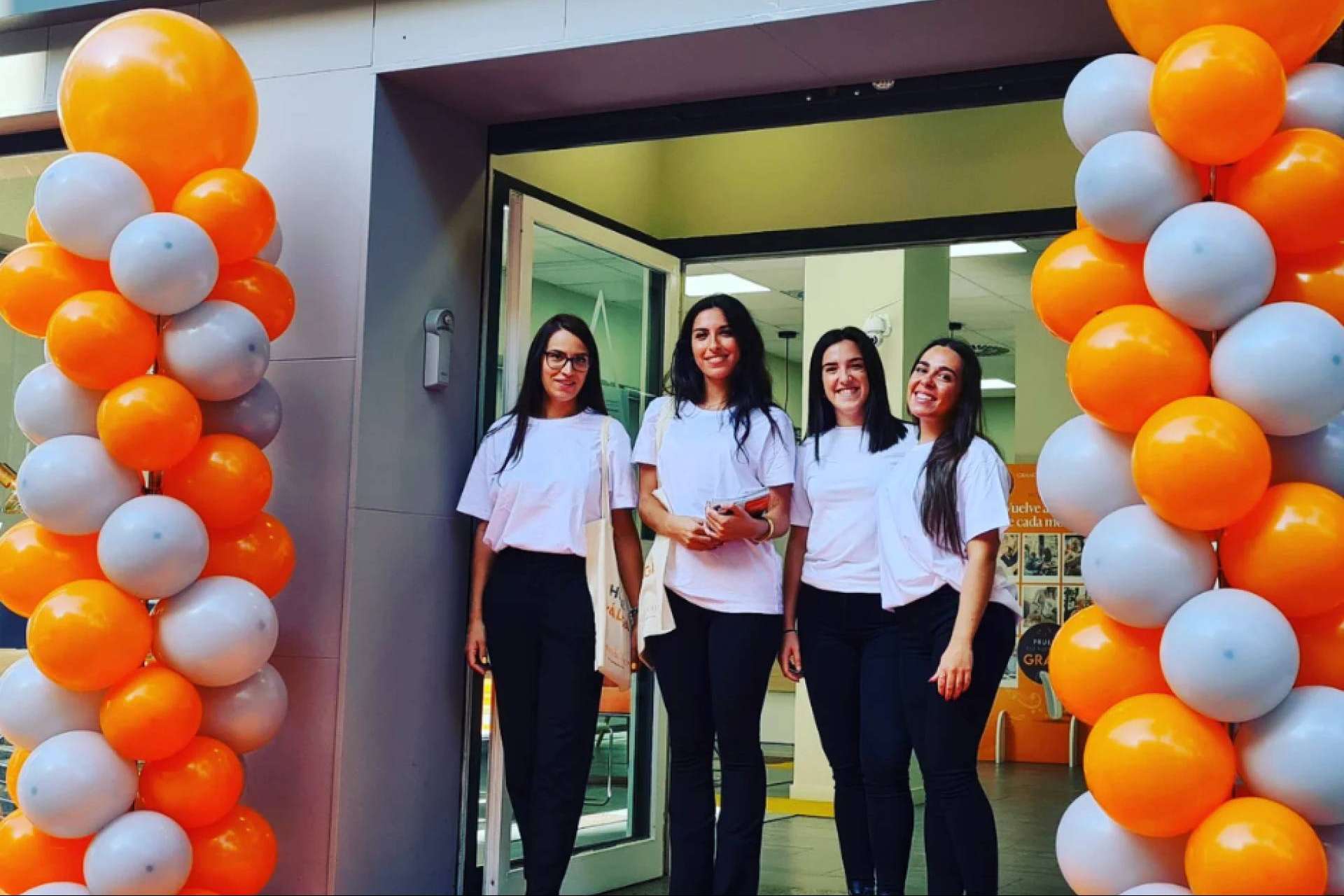 Ecotáctil ofrece personal cualificado para eventos con azafatas y promotores en cualquier punto del país