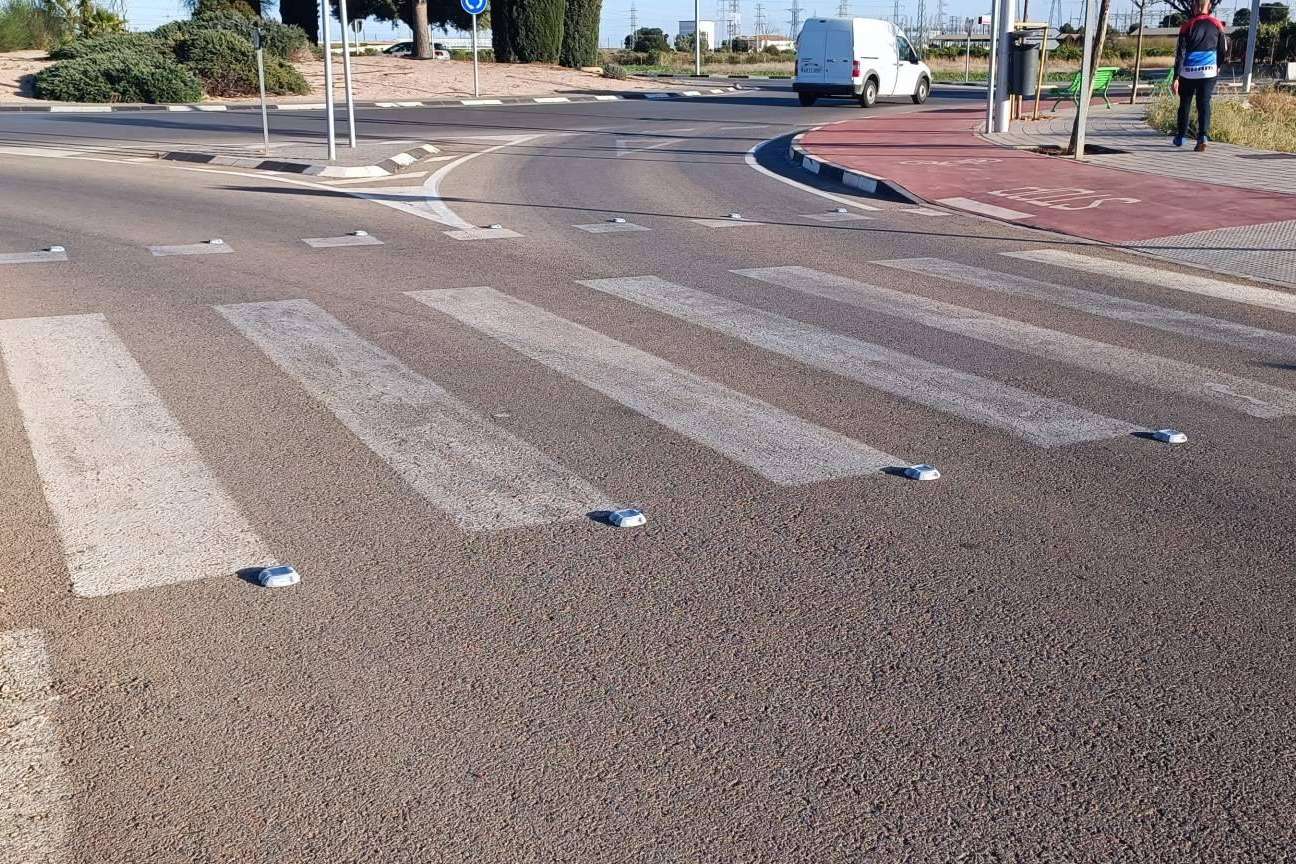 Abadecom refuerza la seguridad vial con captafaros solares LED de alta calidad