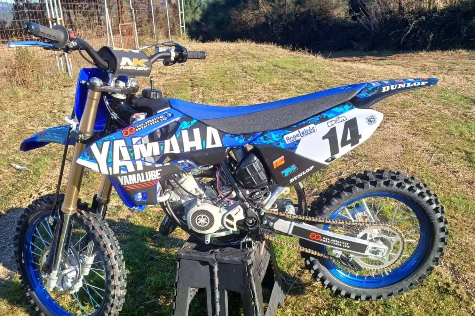 ADHESIVOSEMBARRADOS, la innovación en adhesivos personalizados para motocross que marca la diferencia
