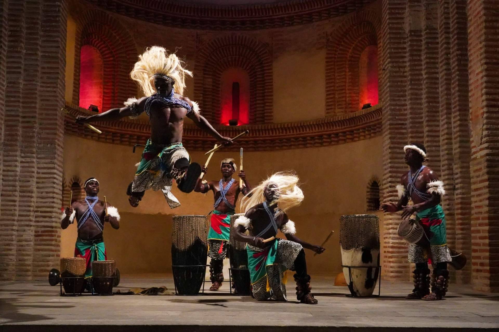 Ugandan Sticks y sus tambores de Ruanda desembarcan en Asturias con energía, ritmo y espíritu africano