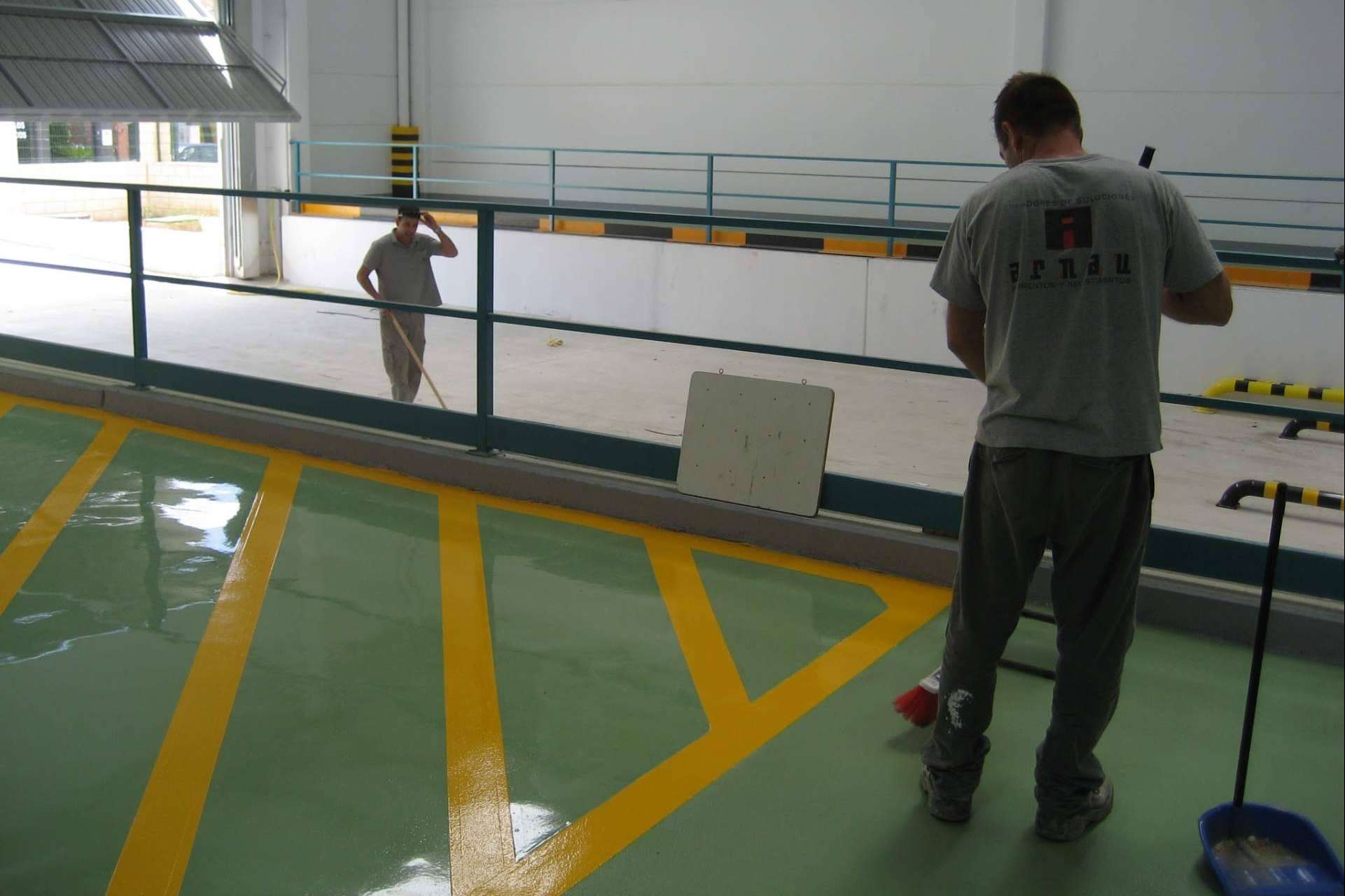 Serviarnau impulsa pavimentos resistentes y revestimientos duraderos en espacios industriales complejos