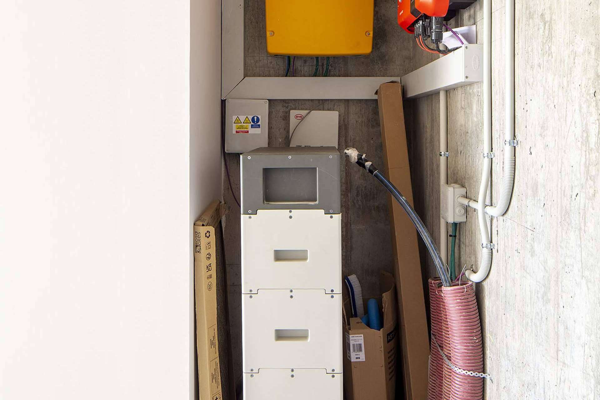 Tres casas que se mantuvieron encendidas durante el apagón eléctrico en la Península Ibérica