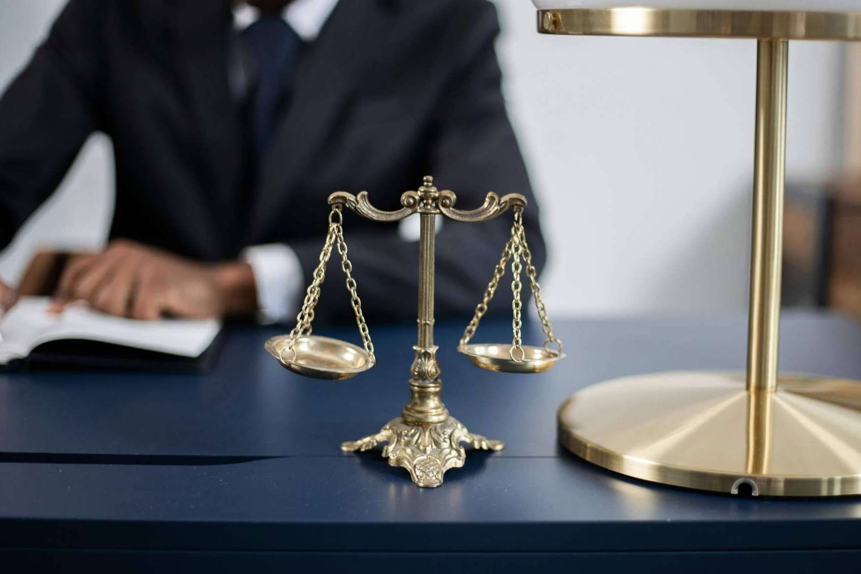 Defensa legal experta en derecho laboral, bancario y extranjería con Amagna Legal