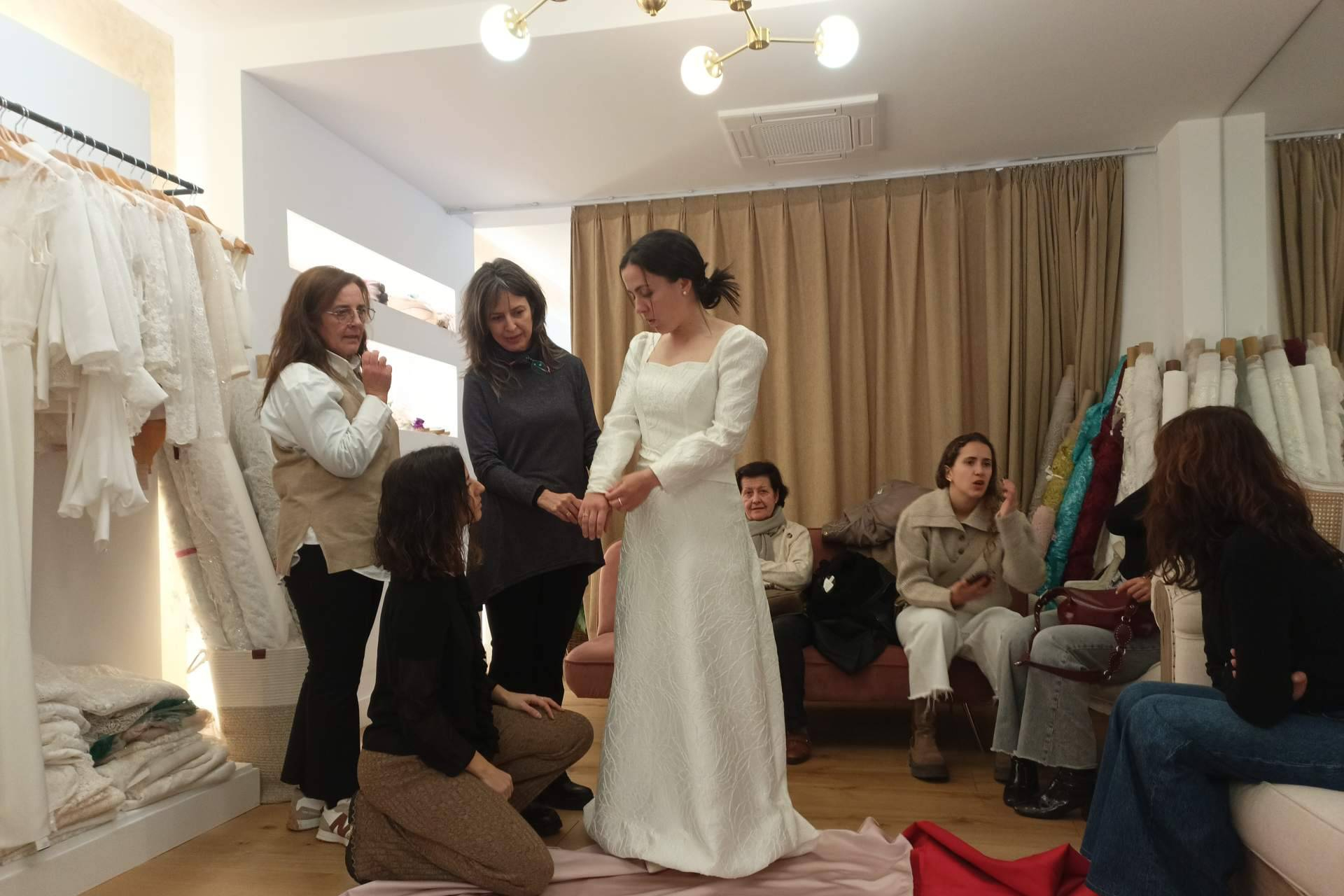 Vestidos de novia a medida; lo que sucede en una prueba en el atelier
