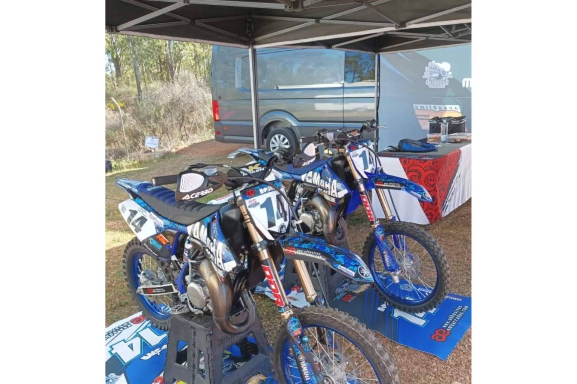 Adhesivosembarrados lanza alfombras para moto y quad con diseños personalizados y colores vibrantes
