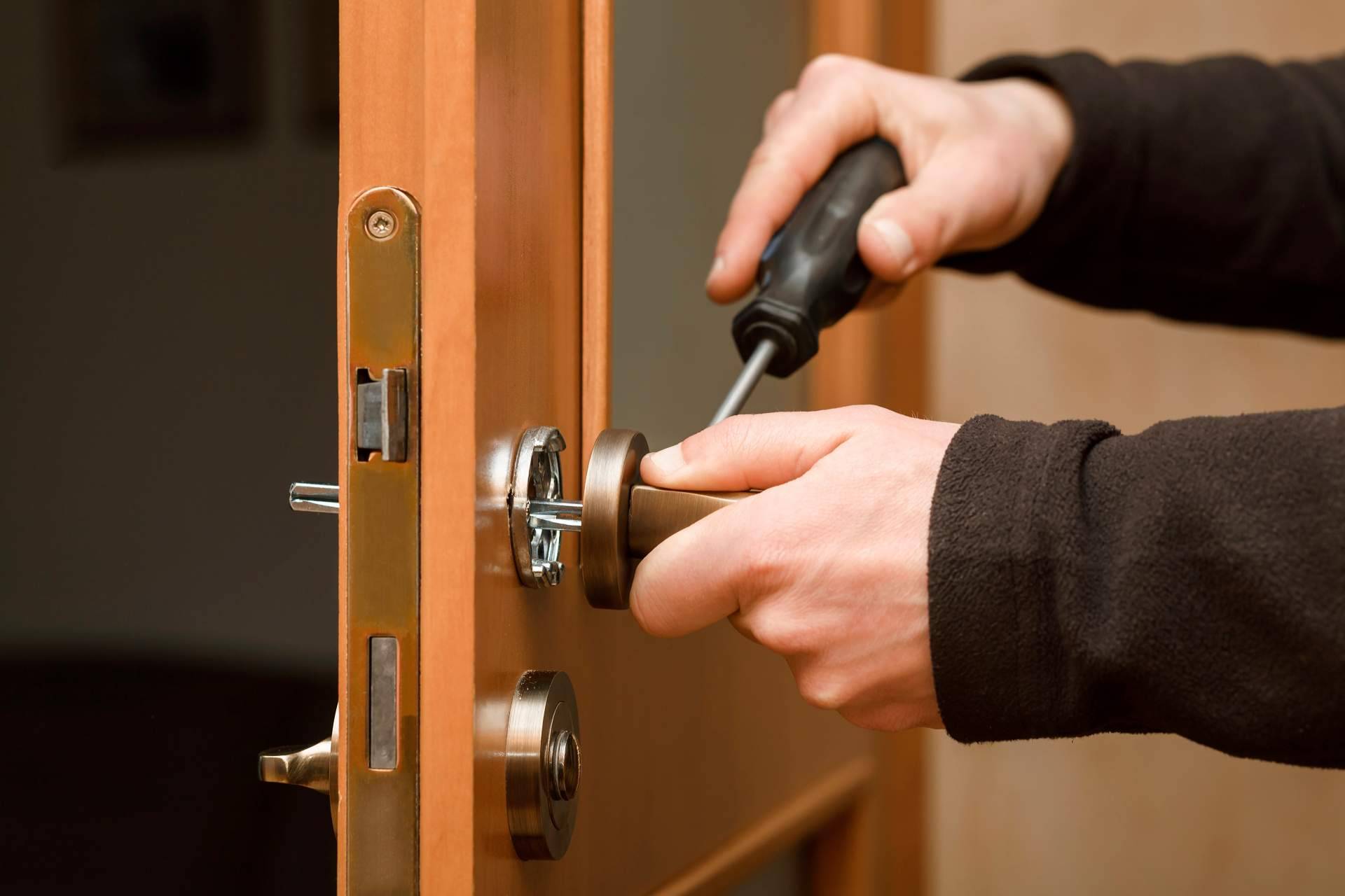 Cerrajeros de urgencias en Elche y Benidorm; solución rápida con profesionales locales