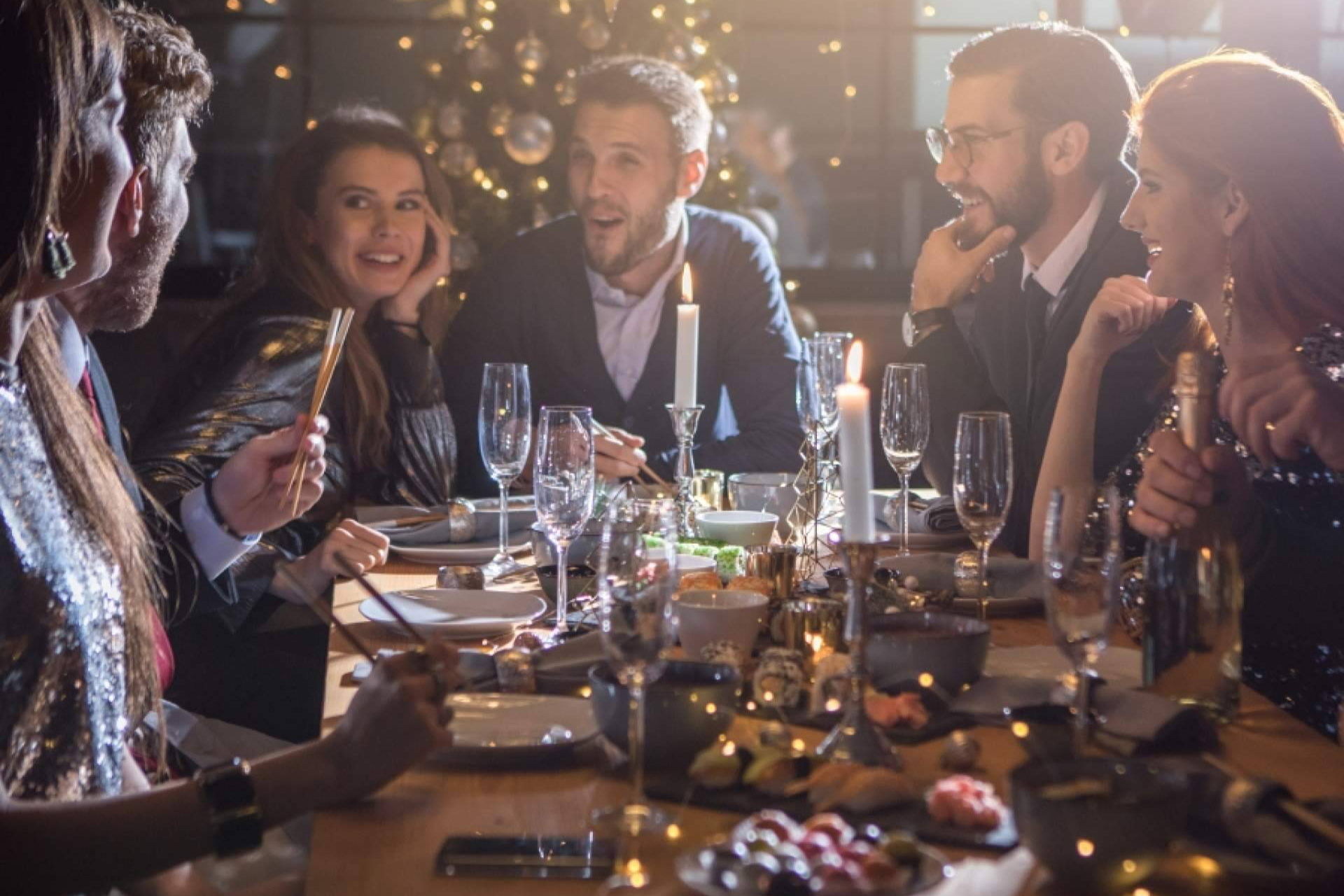 Navidad y Año Nuevo sin desconectarse; cenas de empresa, música alta y petardos… y el papel clave de los audífonos para entender en el 'ruido de las fiestas'