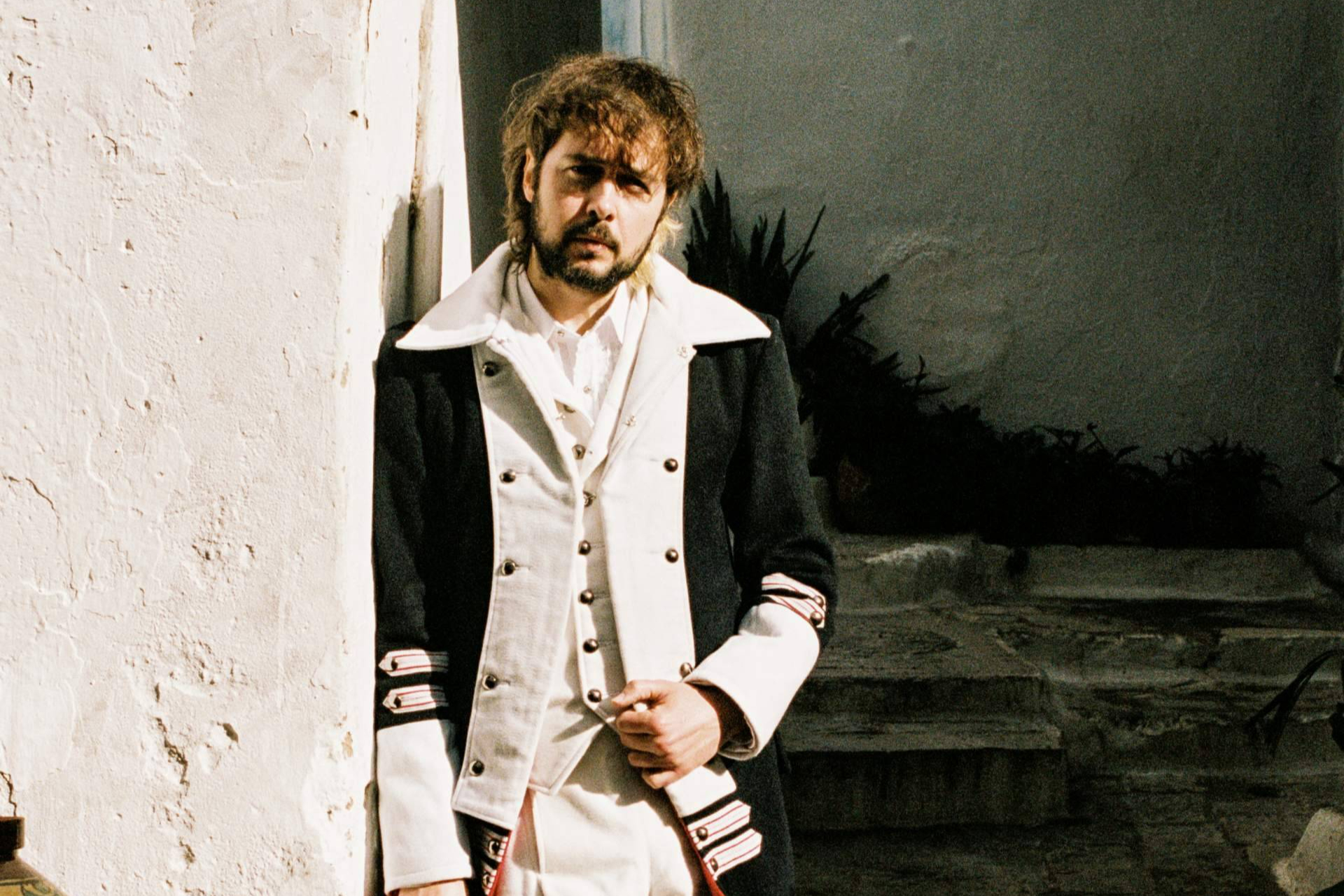 José Bonaparte, músico del grupo granadino Napoleón Solo, presenta 'Queremos Hablar'