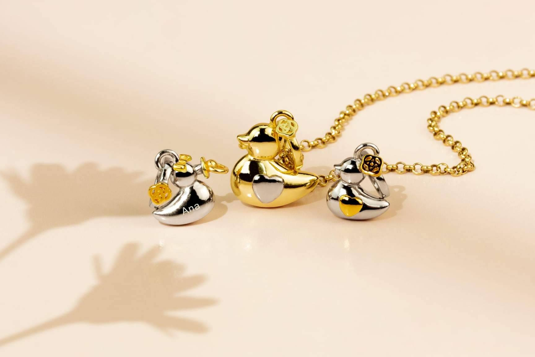 Una joyeria de Barcelona hace llorar a las madres de media Espana con un colgante de patitos