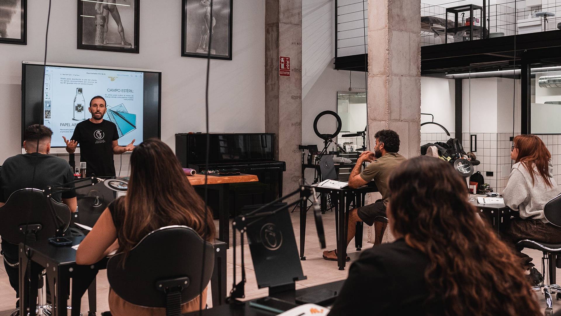Curso de tatuaje presencial; por qué aprender a tatuar necesita práctica real