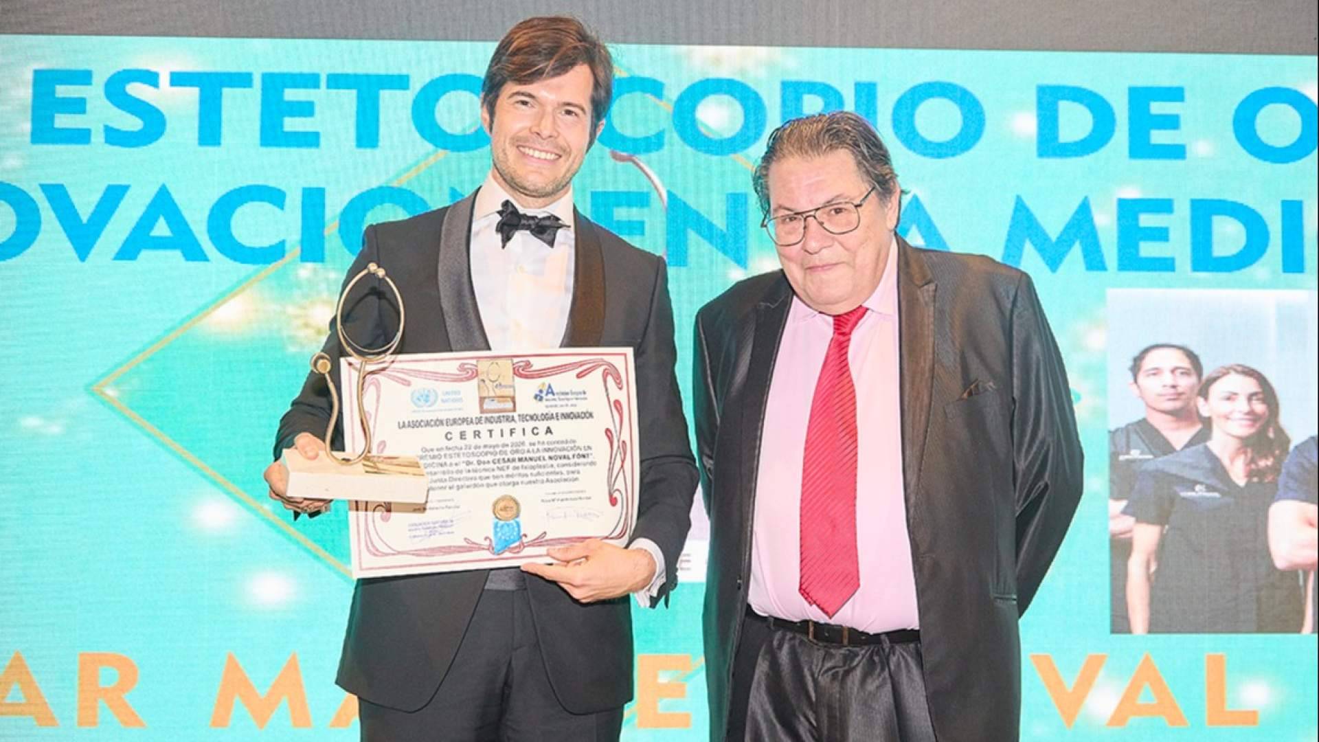 El doctor Cesar Manuel Noval Font recibe el Estetoscopio de Oro a la Innovación en la Medicina