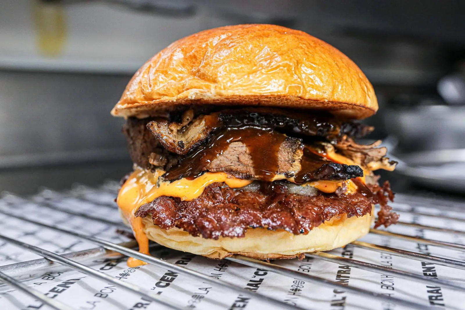 La Central presenta La Smokey; su burger más ahumado para el verano en Barcelona