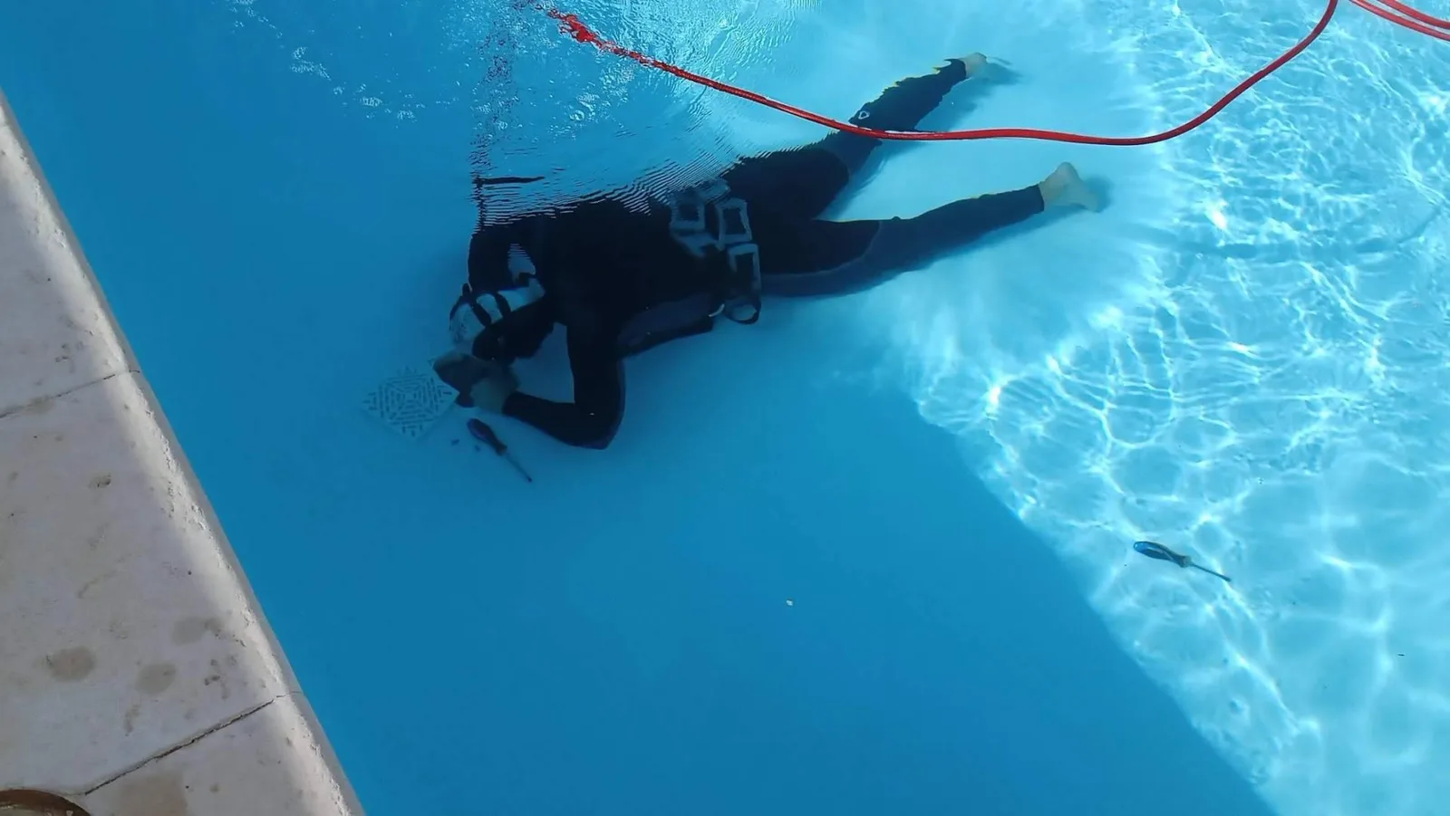 El reto de reparar una piscina en pleno verano sin perder una sola gota de agua con Telefuga